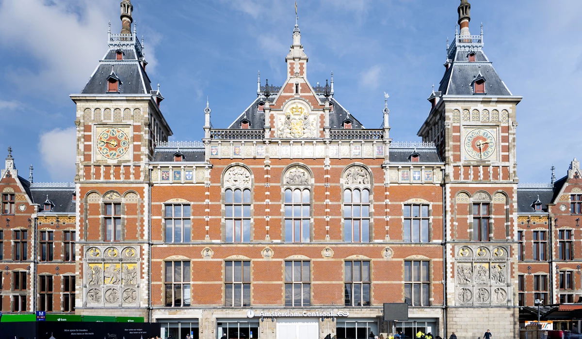 Eind februari zijn de letters Amsterdam Centraal geplaatst op de gevel: dit is een tijdelijke plek