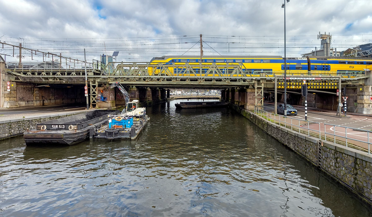 Baggerwerkzaamheden bij de spoorbruggen bij de Oostertoegang van Amsterdam centraal