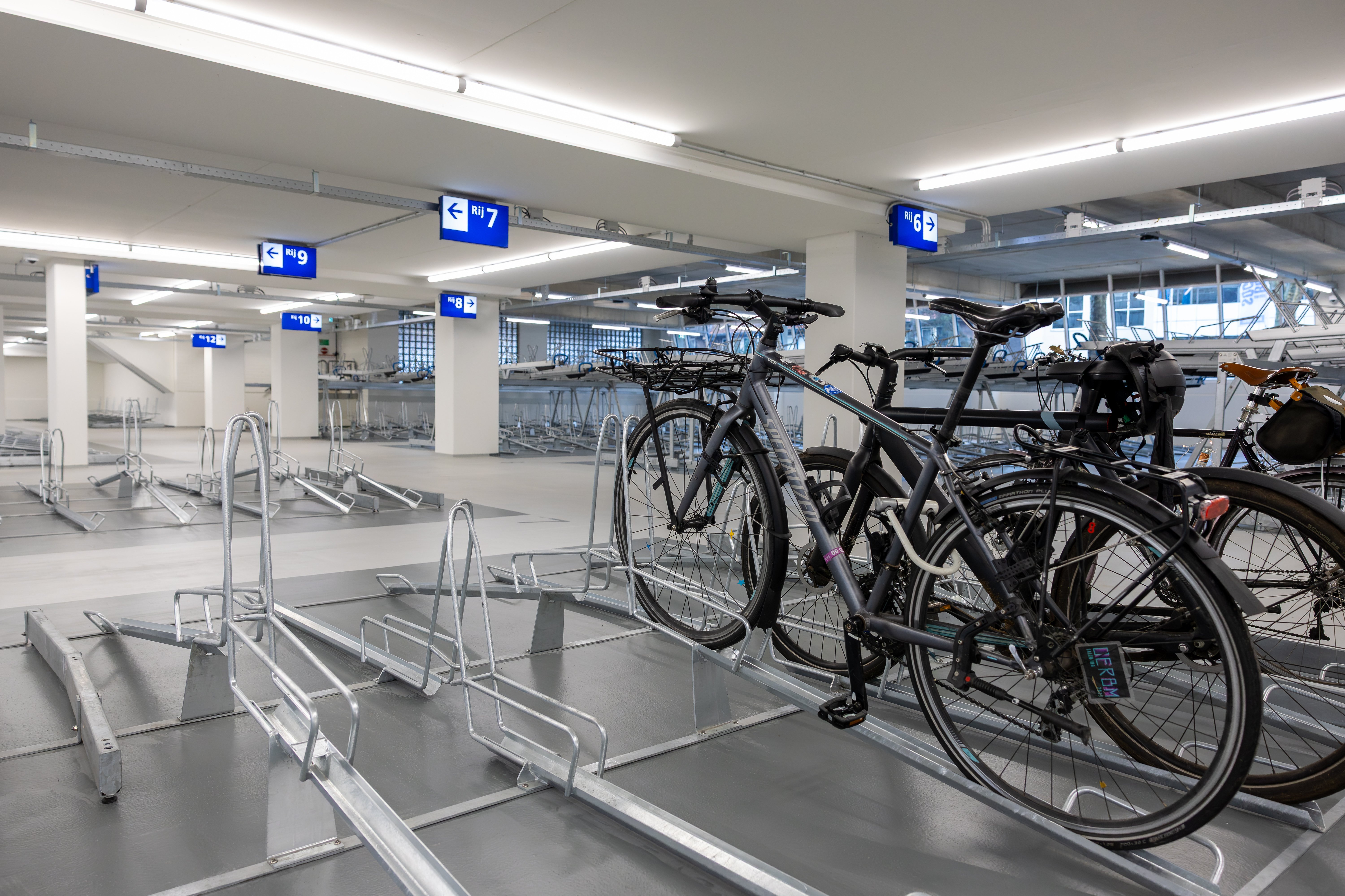 Vernieuwde fietsenstalling Westerlaan in Zwolle in gebruik genomen