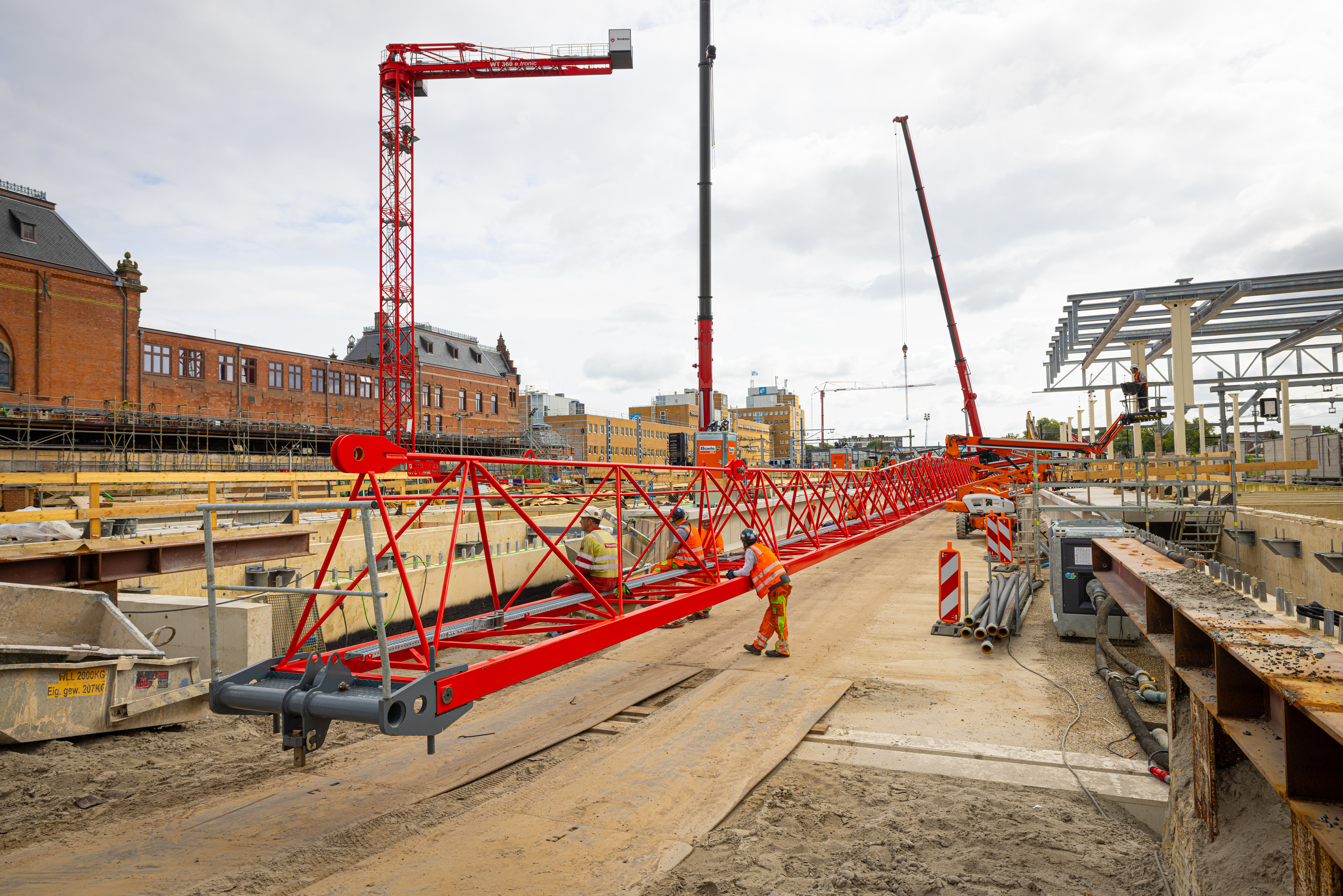 Zowel de kraan als de brug vertrekken nu naar een ander project. 