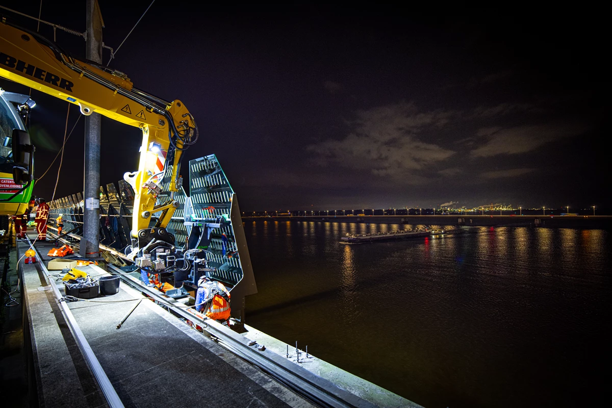 Afgelopen november is er dag en nacht doorgewerkt aan het plaatsen van de windschermen op de brug.