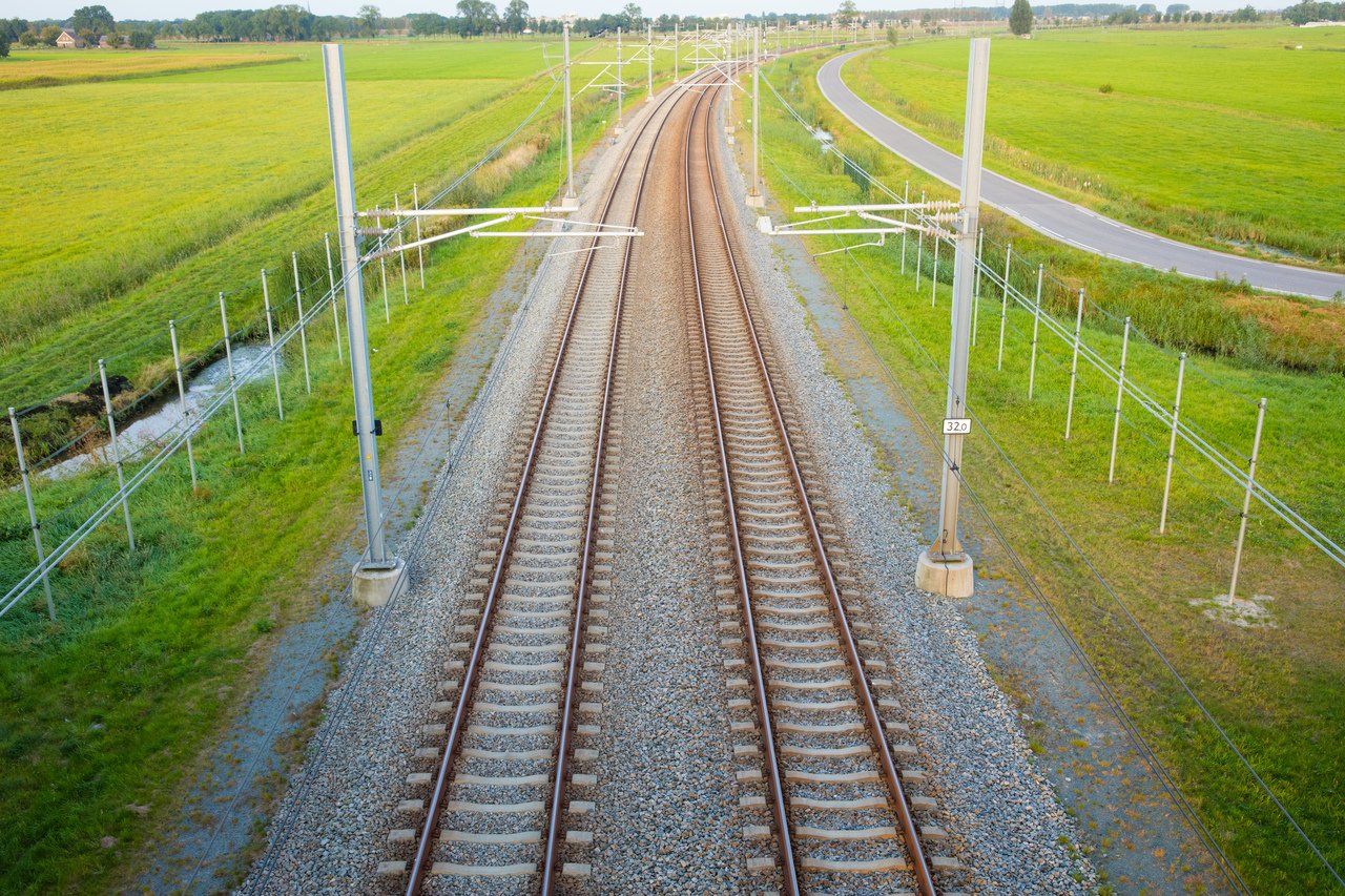 Schip botst tegen brug bij Zevenbergen: geen treinverkeer tussen Roosendaal ene Dordrecht