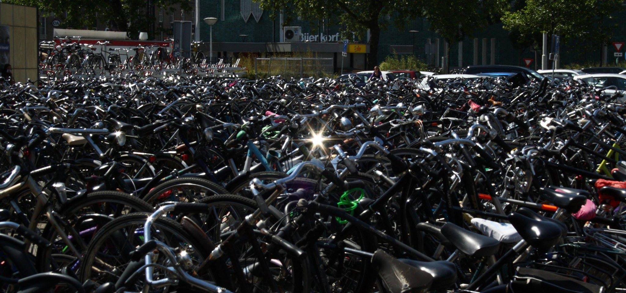 De onbewaakte fietsenstalling aan de centrumzijde van station Eindhoven 