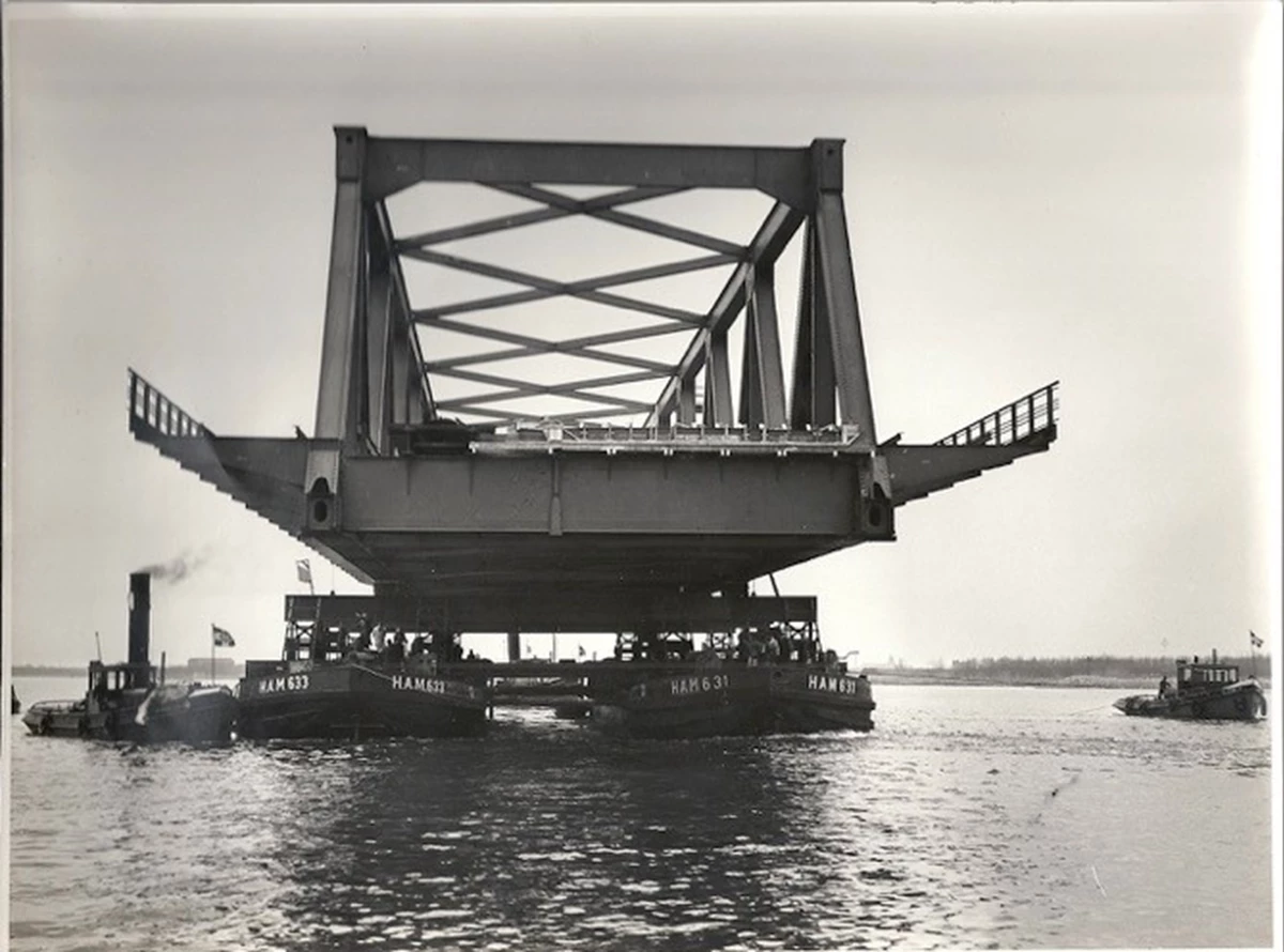 Moerdijkbrug rond 1950. Foto: ing. Wisse
