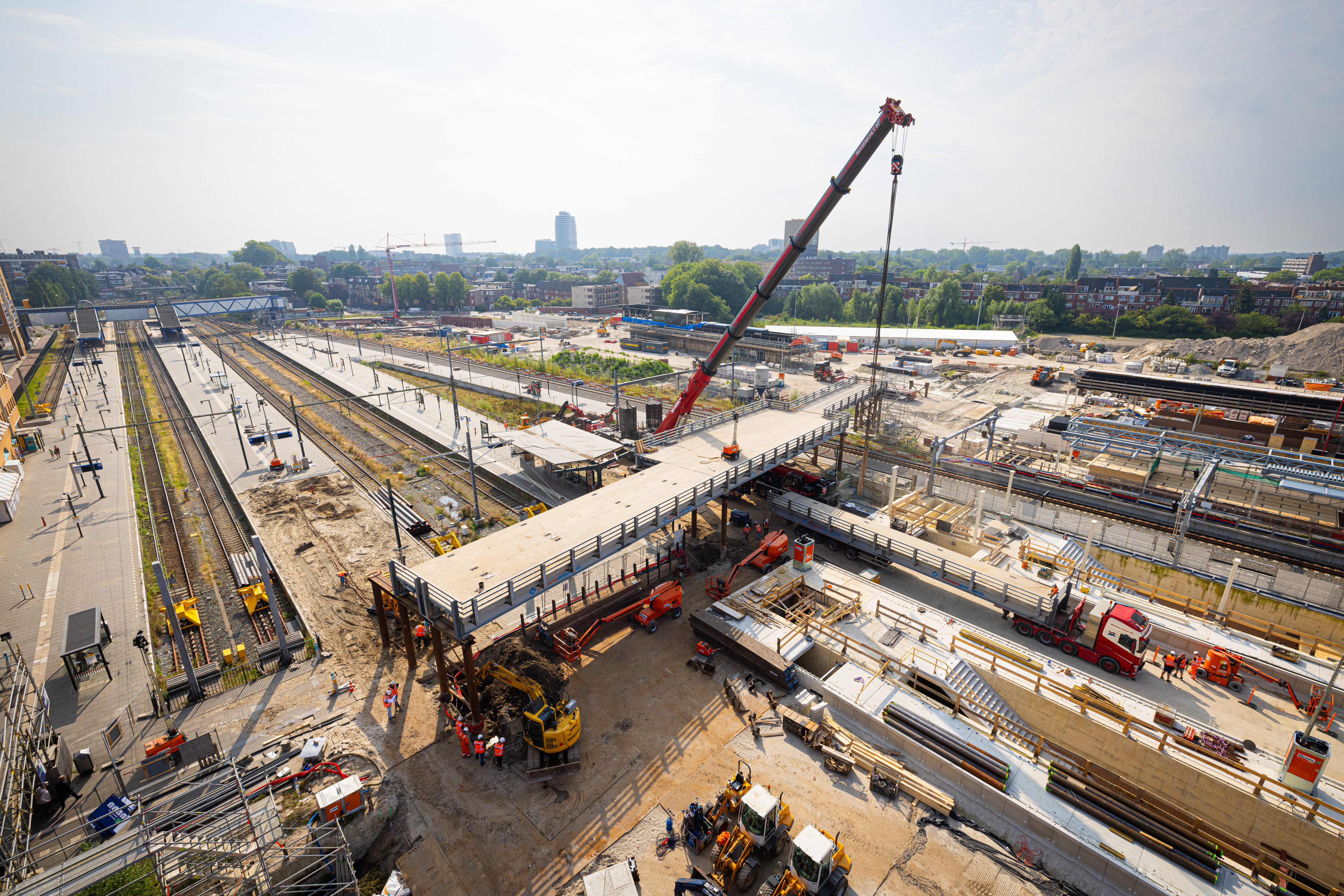 De onderdelen zijn één voor één losgemaakt en met een kraan naar beneden getakeld