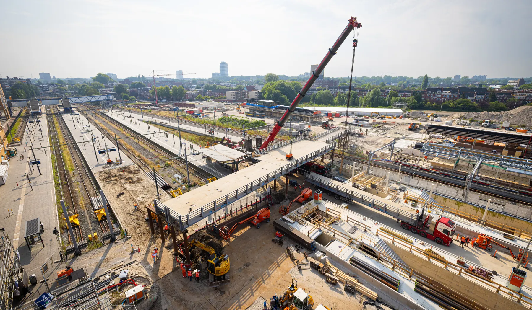 De onderdelen zijn één voor één losgemaakt en met een kraan naar beneden getakeld