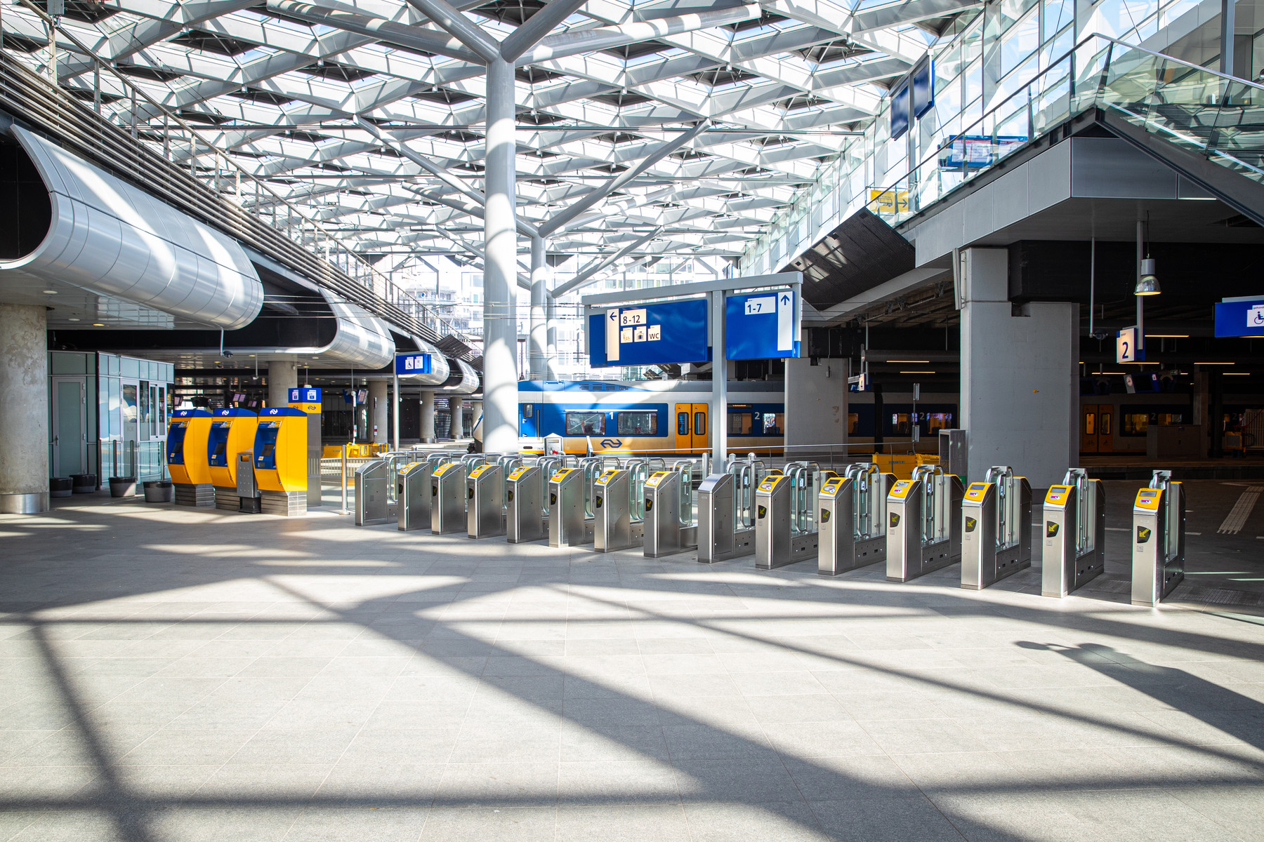 Een leeg station Den Haag Centraal