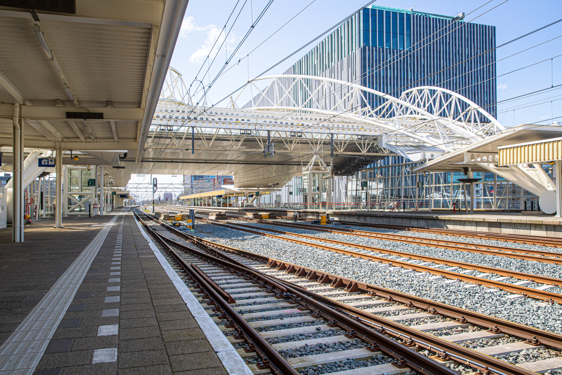 Een leeg station Leiden Centraal