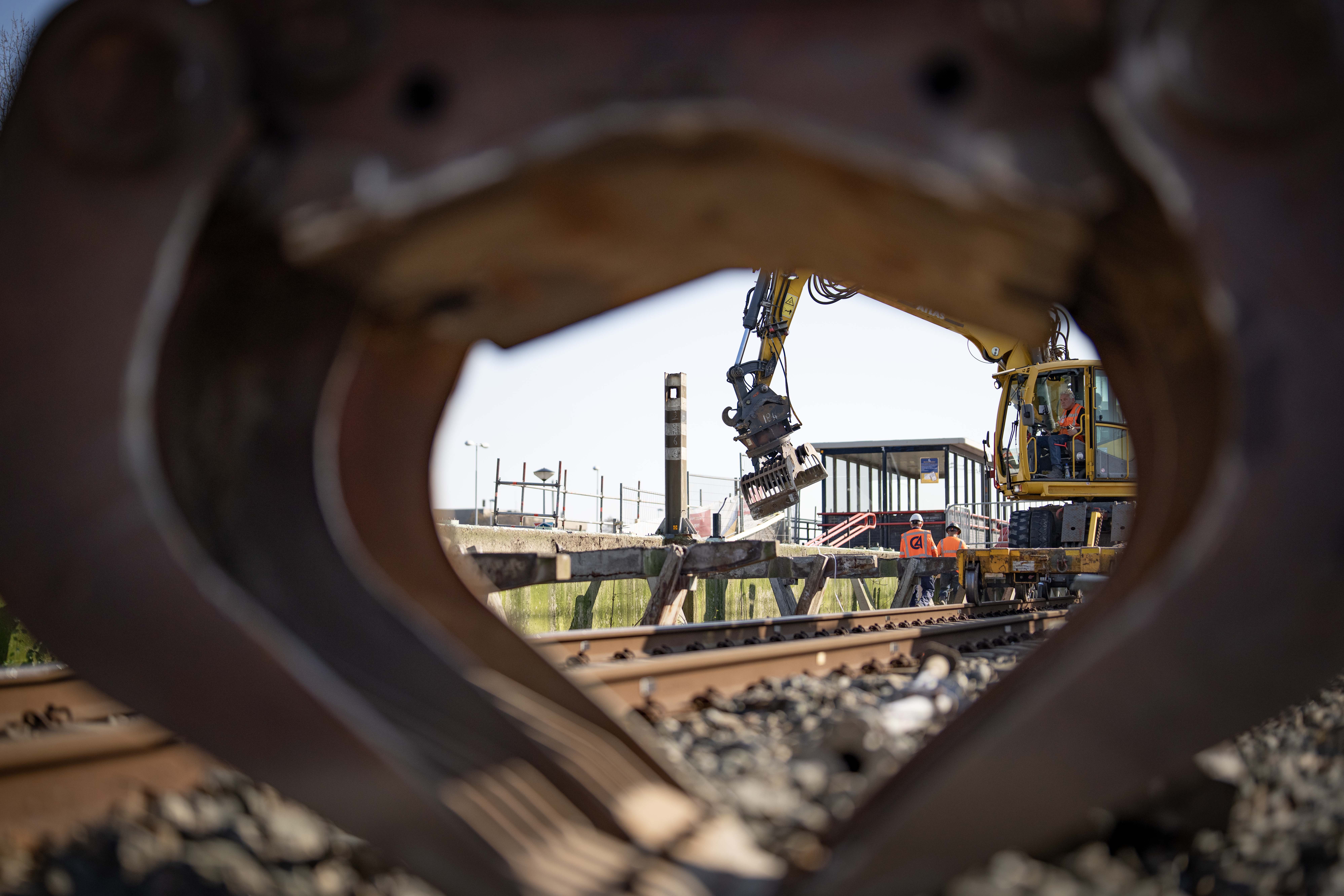 De werkzaamheden begonnen met het compleet slopen van de perrons