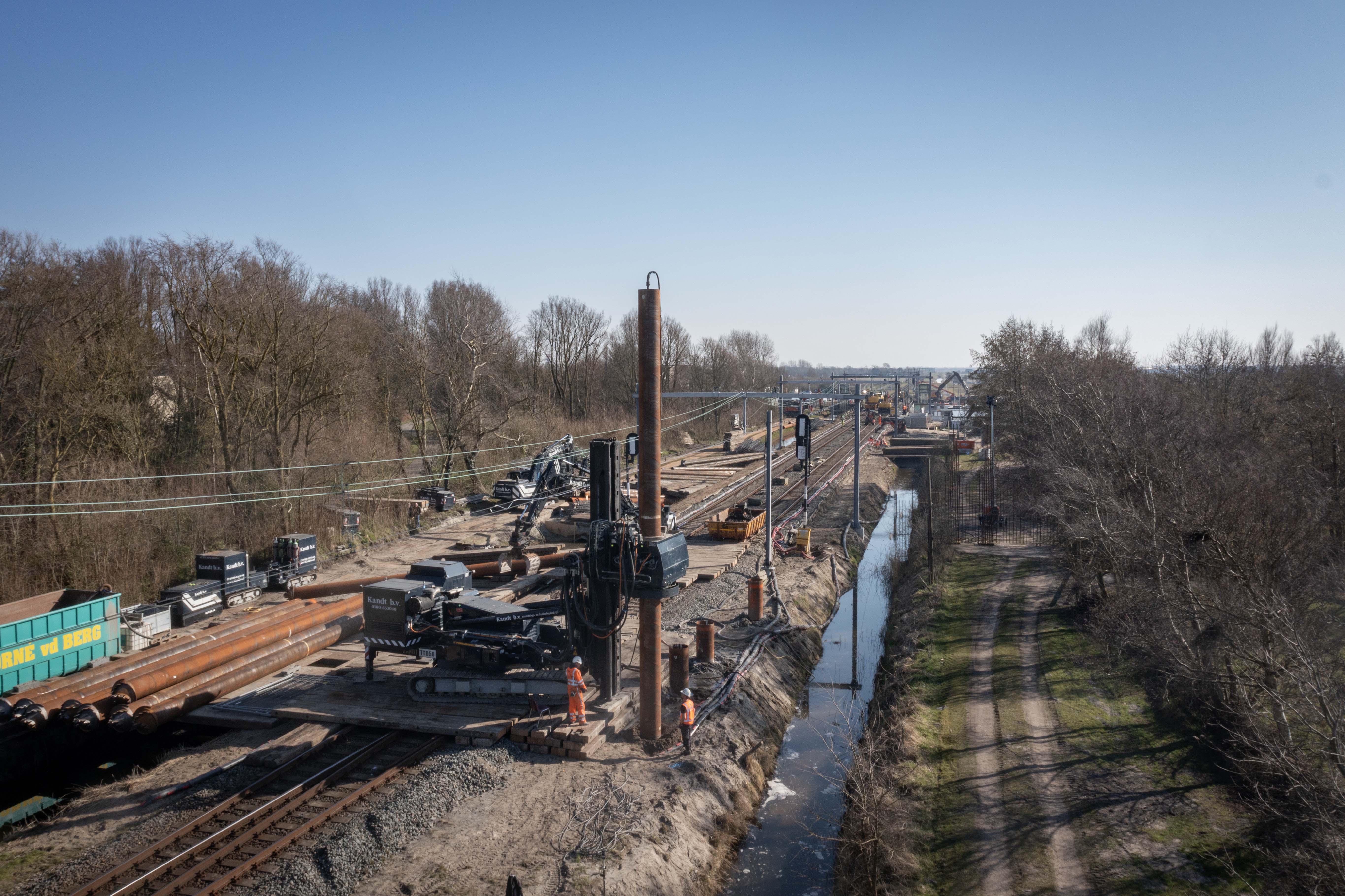 De fundering is vernieuwd en de perrons zijn teruggebouwd