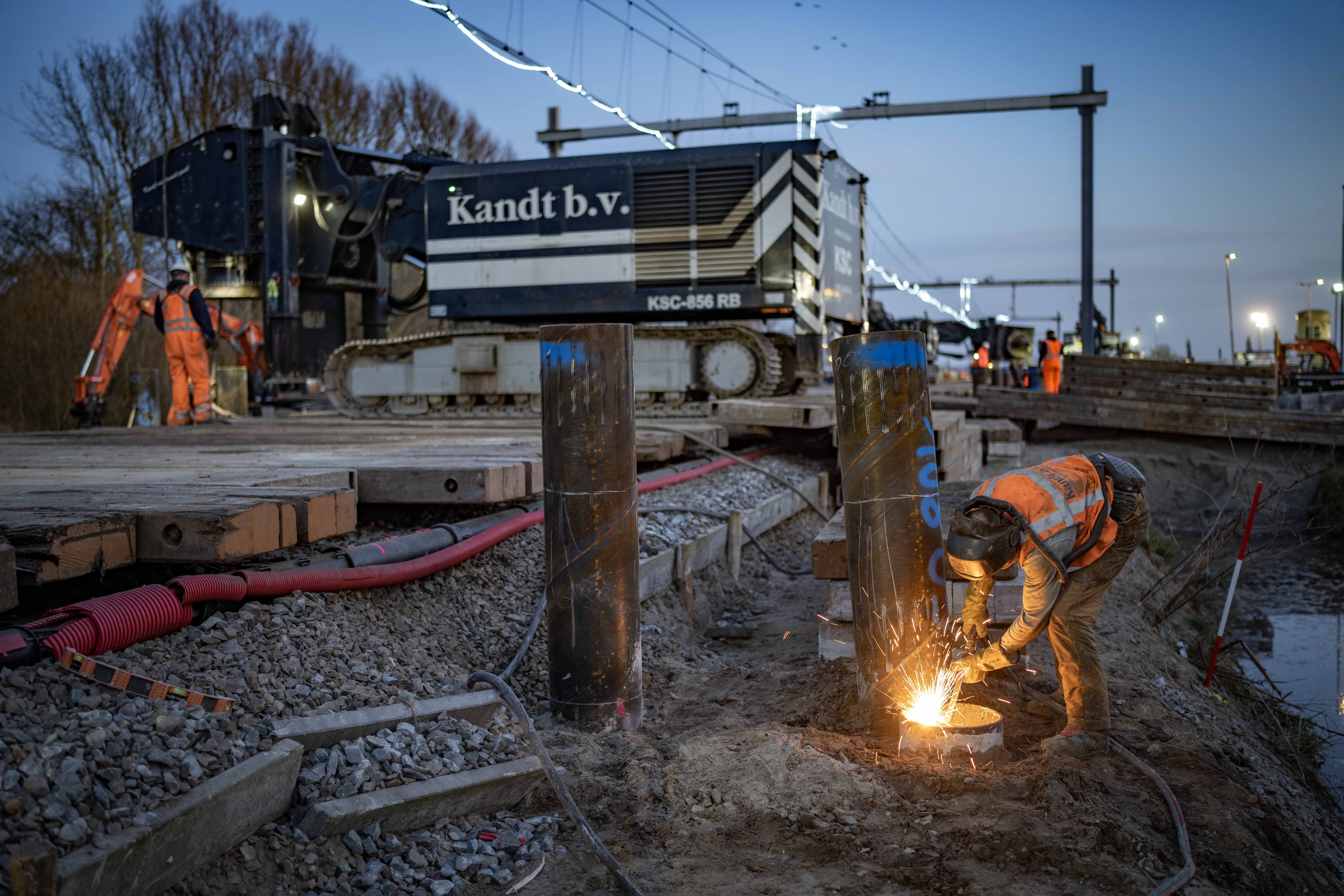 De fundering is vernieuwd en de perrons zijn teruggebouwd