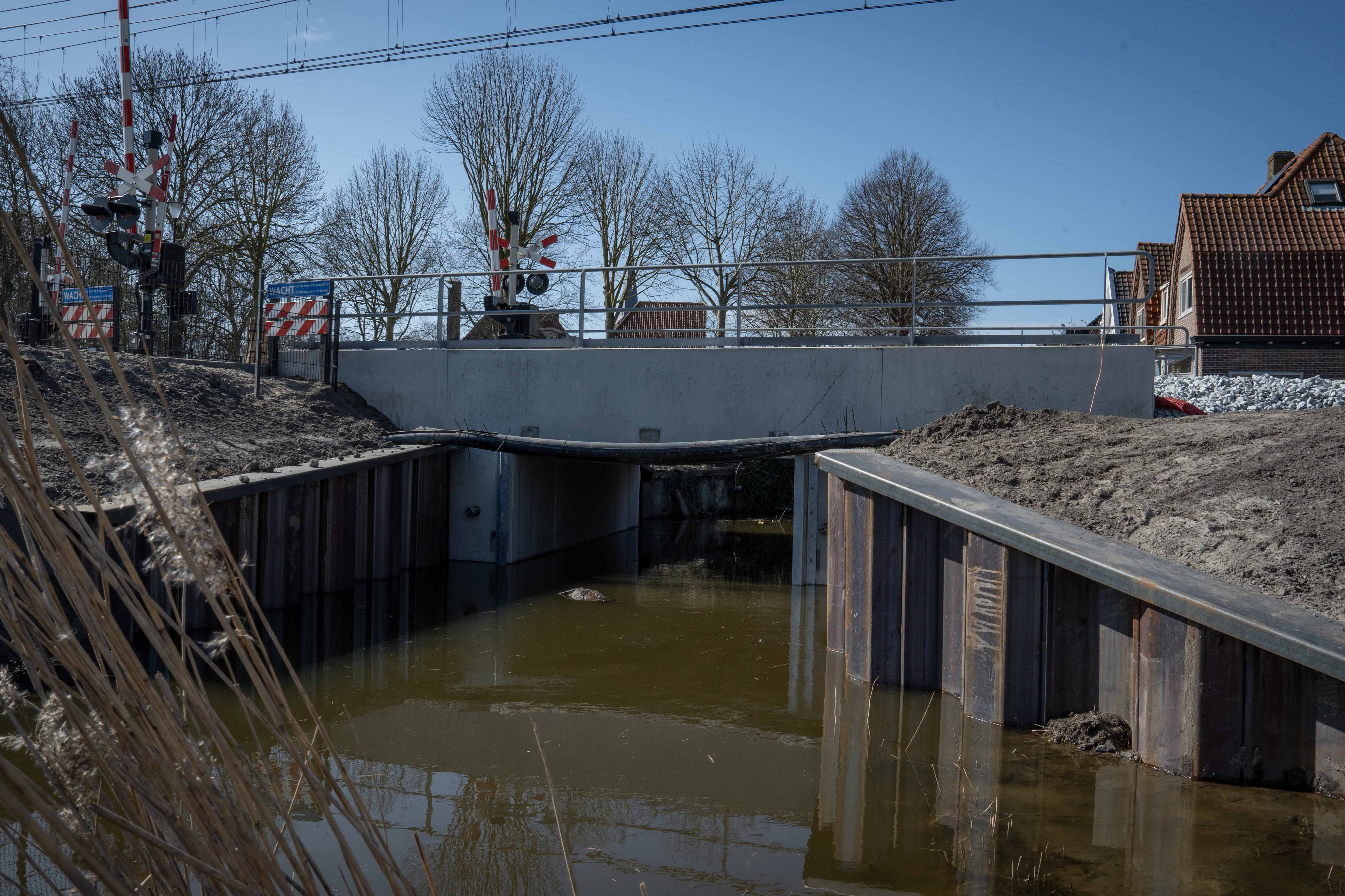 Voortaan rijden de treinen over betonnen elementen