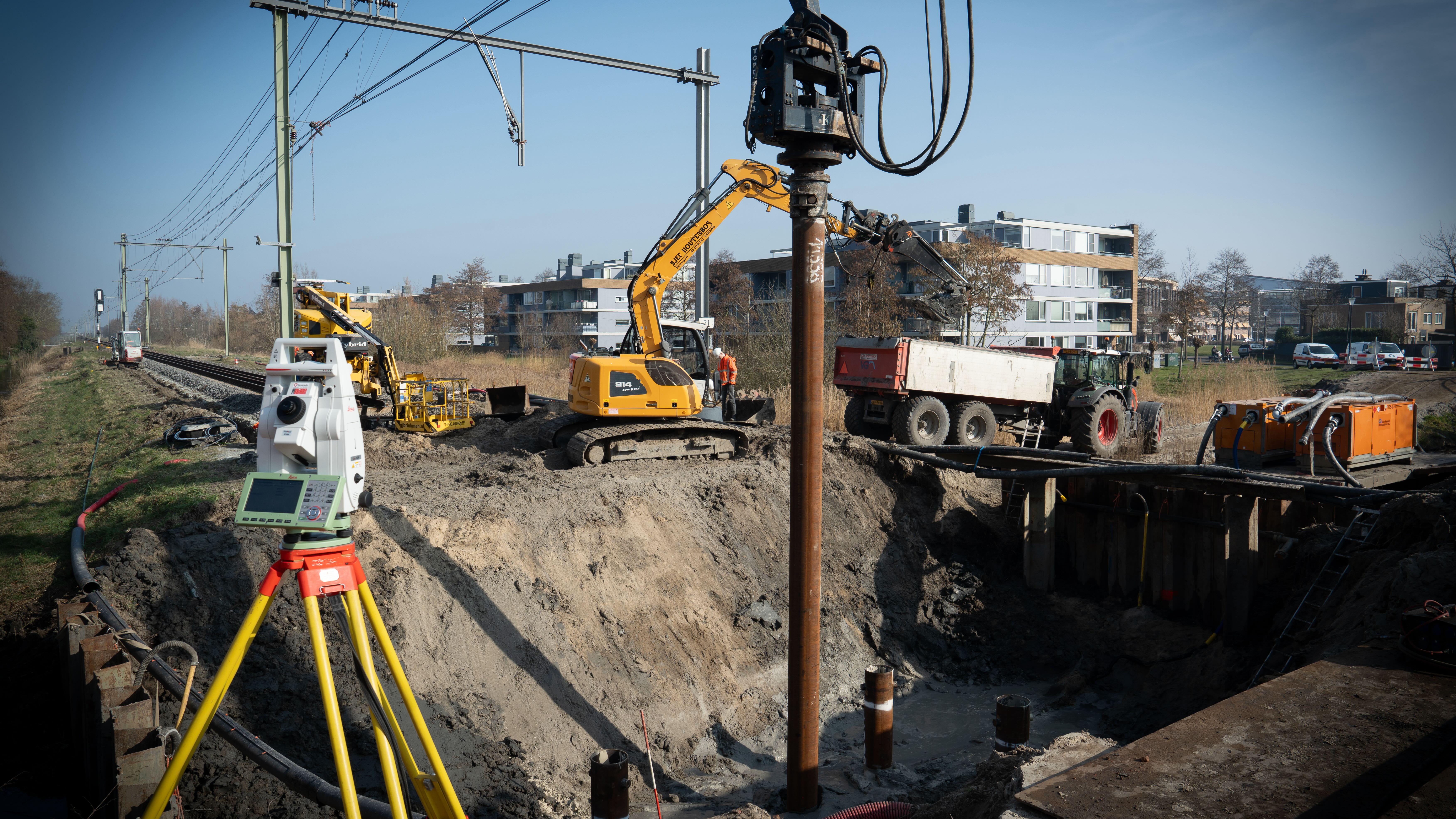 Een deel van de sloot waar de brug overheen lag is drooggepompt. Vervolgens werd de betonnen bodem van de duiker aangebracht