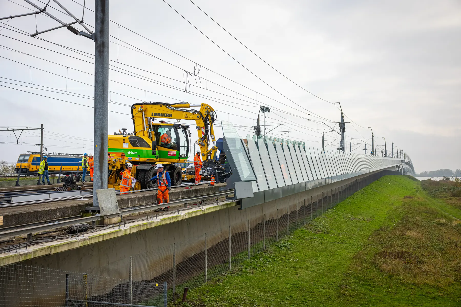 Windschermen worden geplaatst bij de brug over het Hollandsch Diep