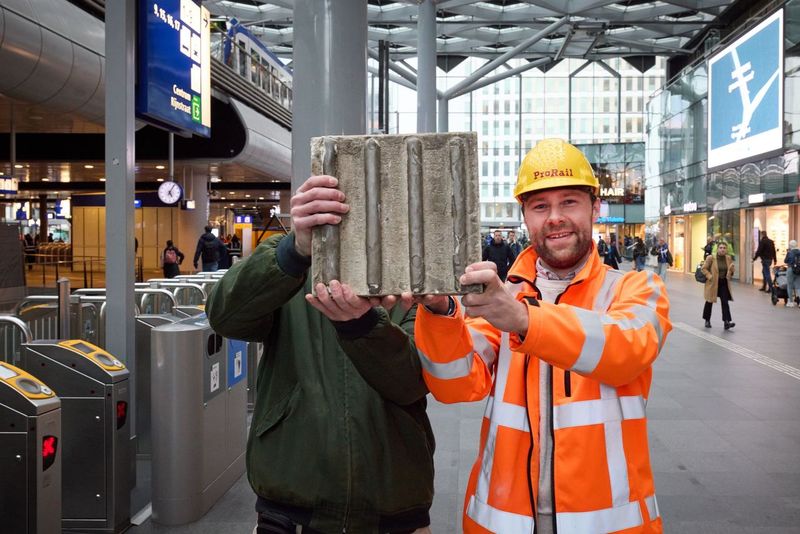 De beheerder van het account @viezevlekspoor9 krijgt een tegel mee naar huis
