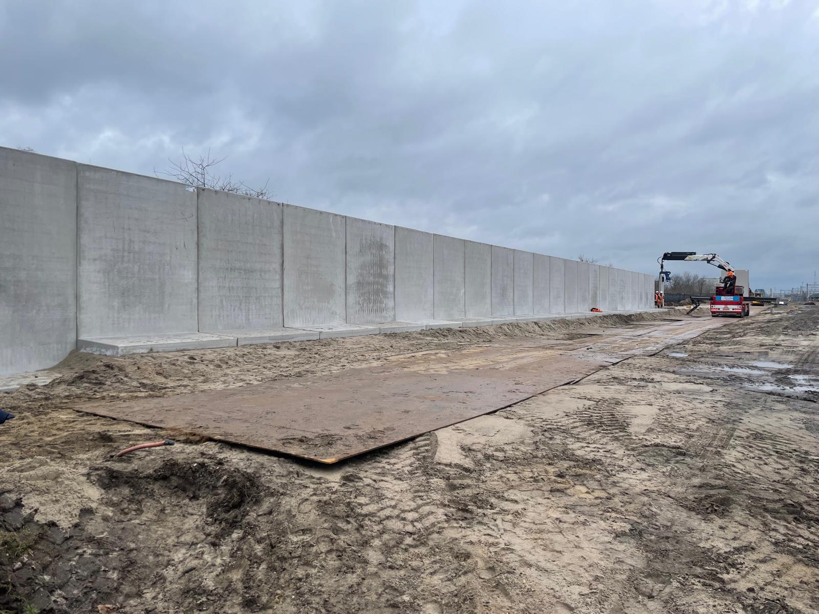 Het geluidsscherm bestaat uit een betonnen wand van 230 meter lang en drie meter hoog.