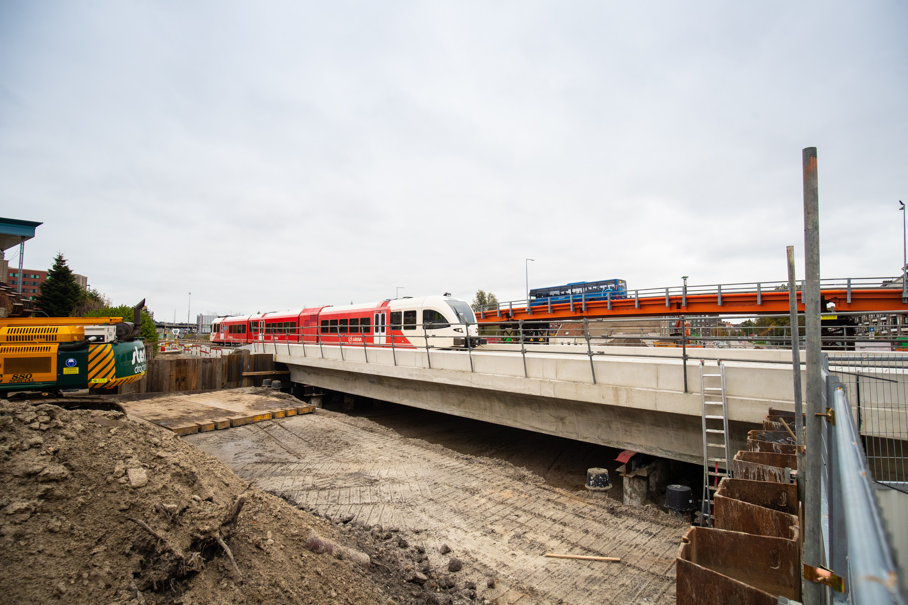 Het spoordek ligt op zijn plaats in de Paterwoldseweg in Groningen. Vanaf nu begint de bouw aan de onderdoorgang onder het spoor.