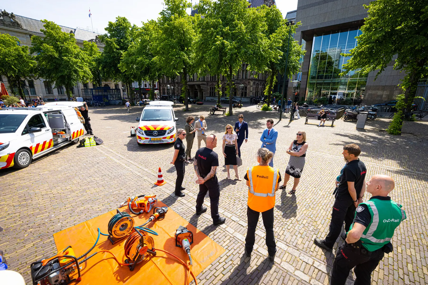 Incidentenbestrijders van ProRail lieten op Het Plein in Den Haag zien wat hun werk inhoudt. Midden: staatssecretaris Stientje van Veldhoven, rechts naast haar operationeel directeur Ans Rietstra van ProRail