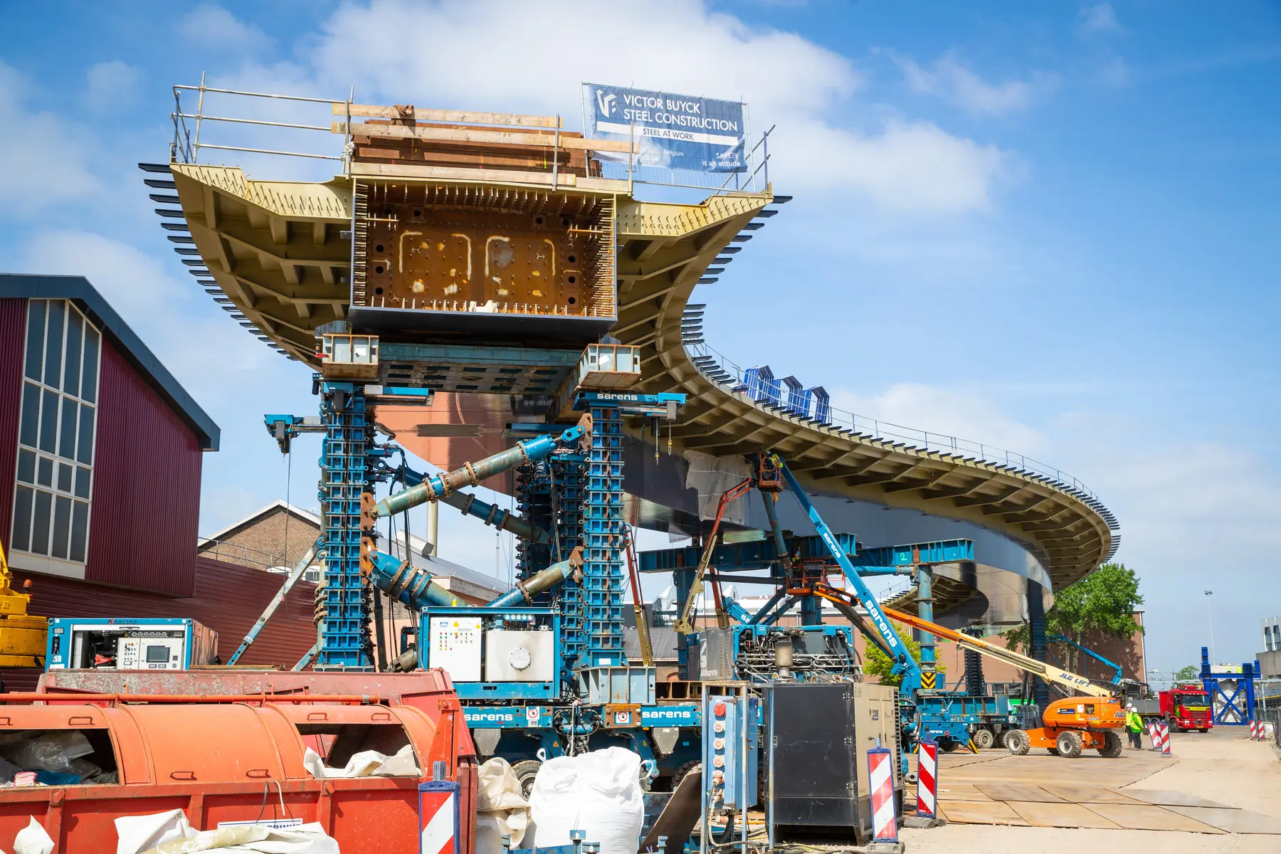 De S-vormige busbrug staat klaar om naar de definitieve plaats te rijden.