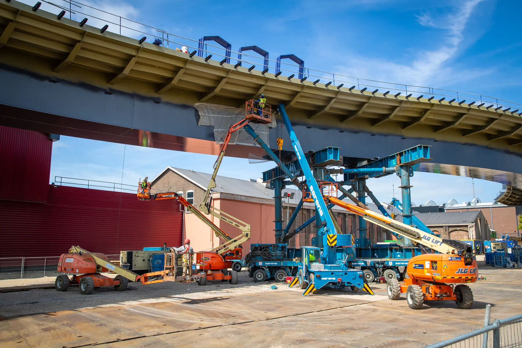 De S-vormige busbrug staat klaar om naar de definitieve plaats te rijden.