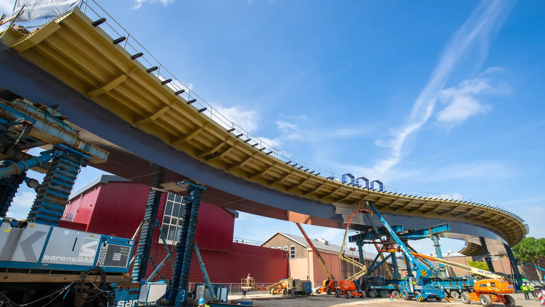 De S-vormige busbrug staat klaar om naar de definitieve plaats te rijden.