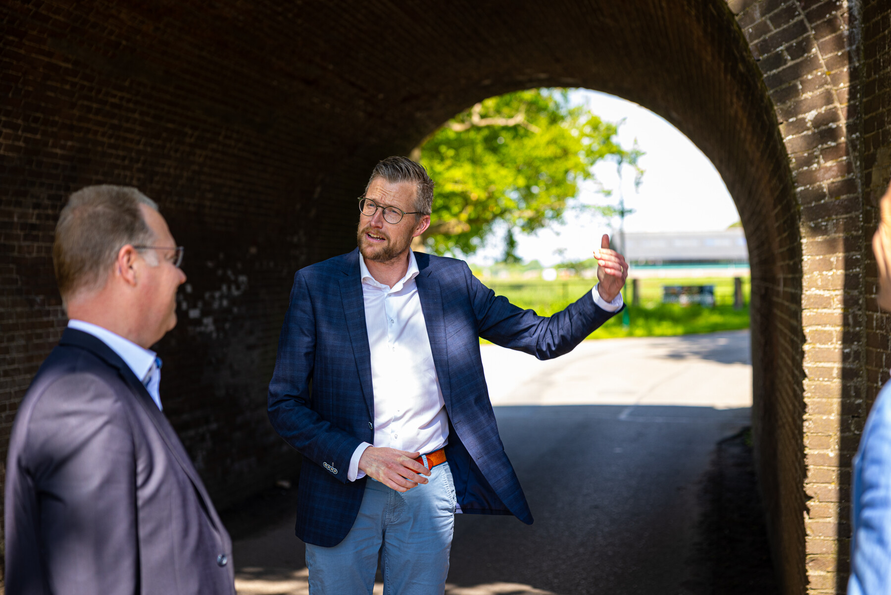 Hans Boerkamp wethouder van Rhenen geeft uitleg