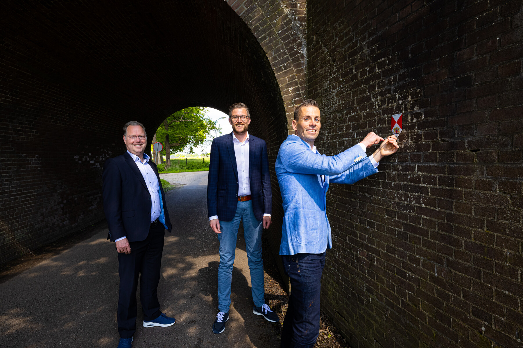 Harro Homan regiodirecteur ProRail bevestigt het monumentbordje