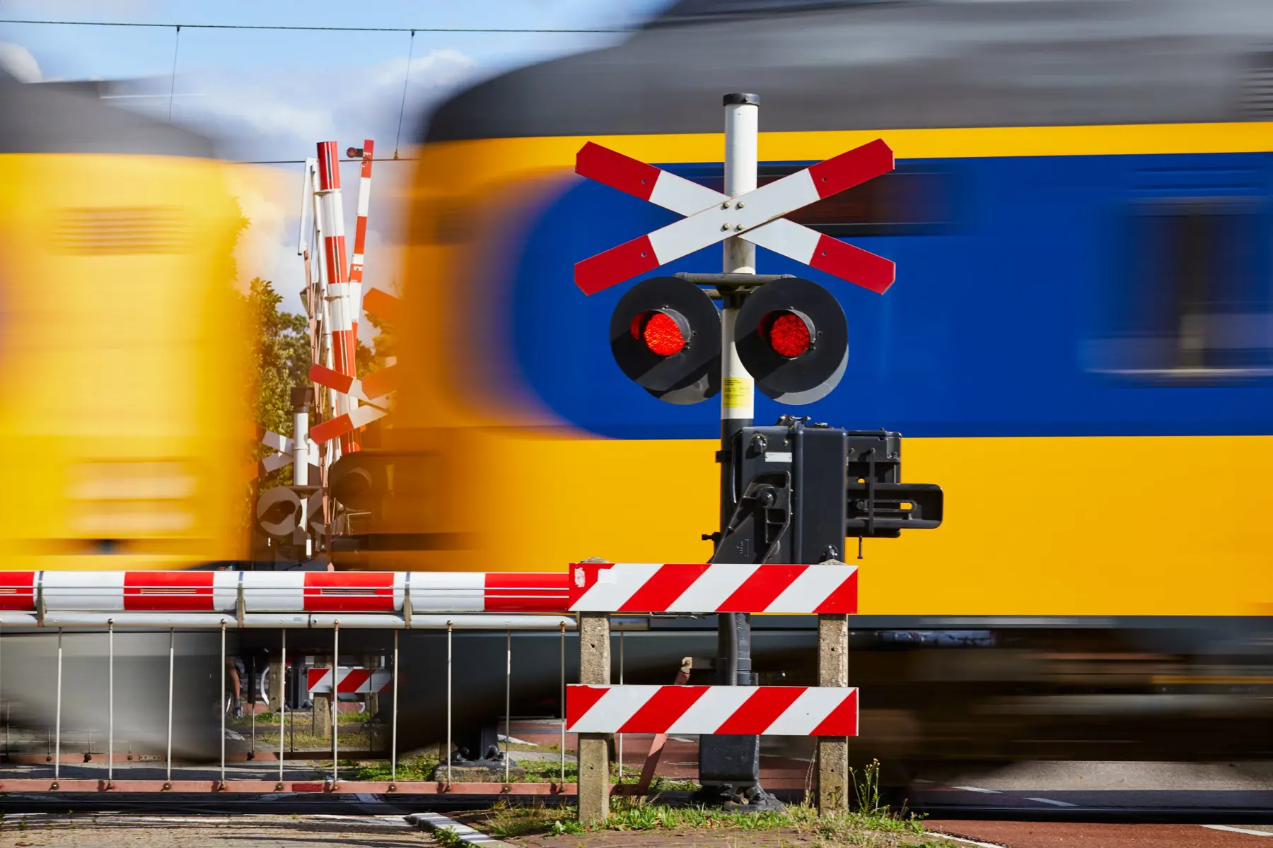 Gesloten overweg (AHOB) met passerend NS intercity treinstel