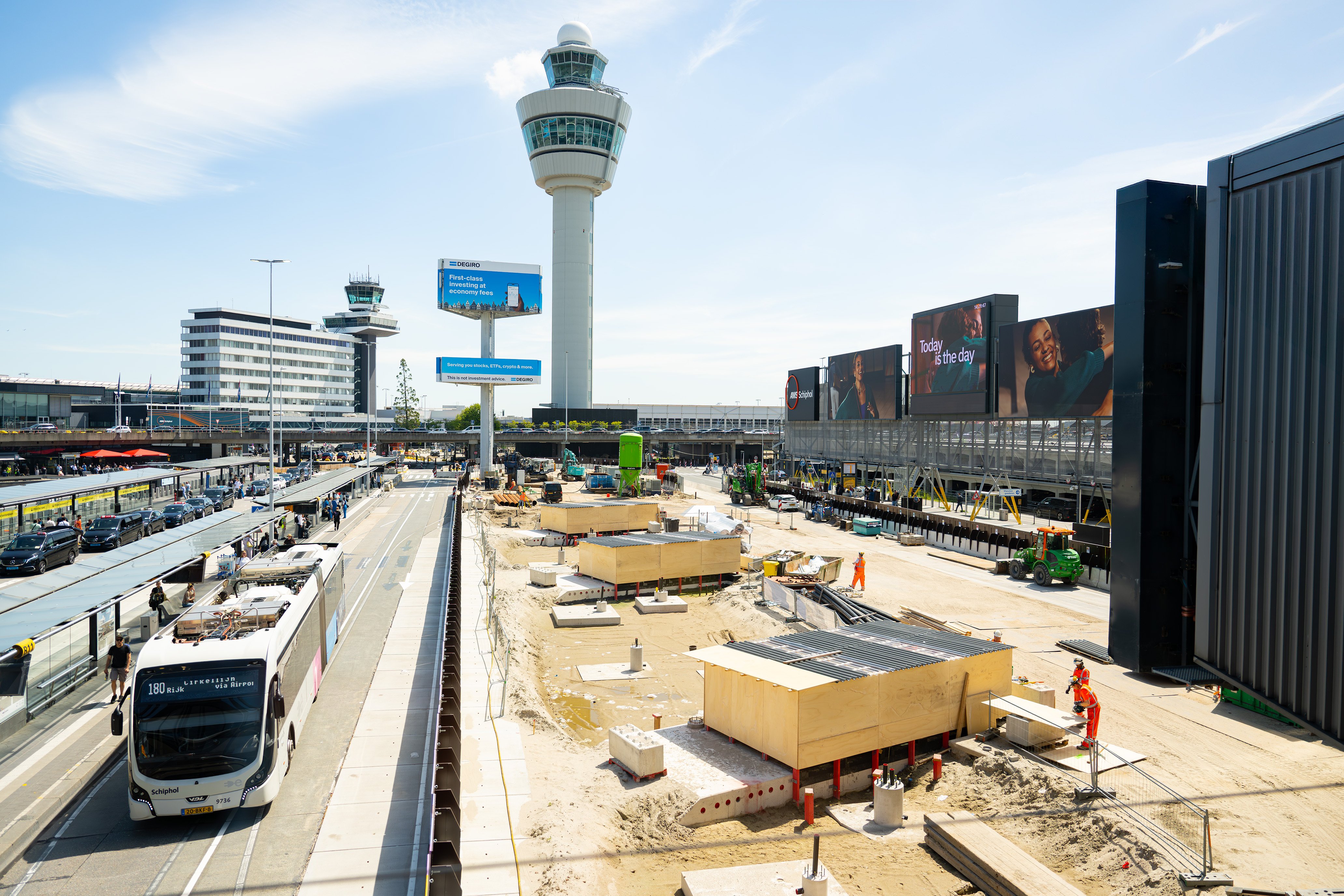 Trapopgangen tussen trein- en busstation Schiphol gereed