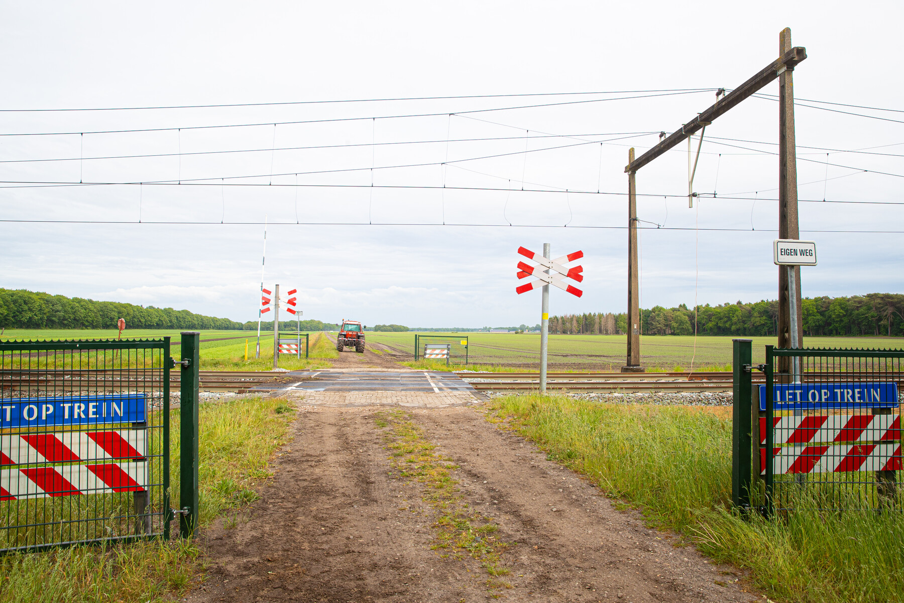 Aanrijding tussen trein en trekker bij Hooghalen
