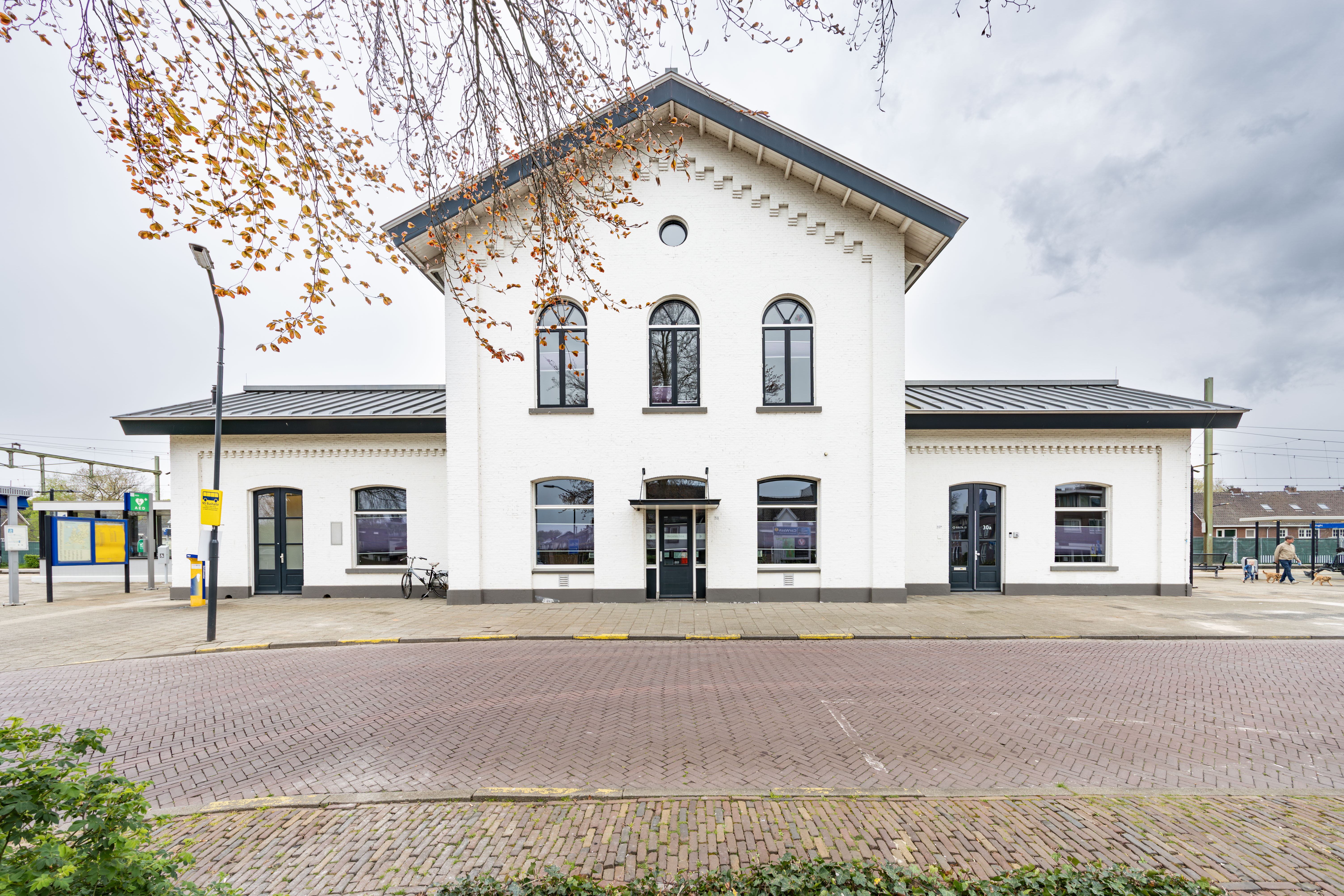 Historisch stationsgebouw Vught met kelder verplaatst naar nieuwe plek