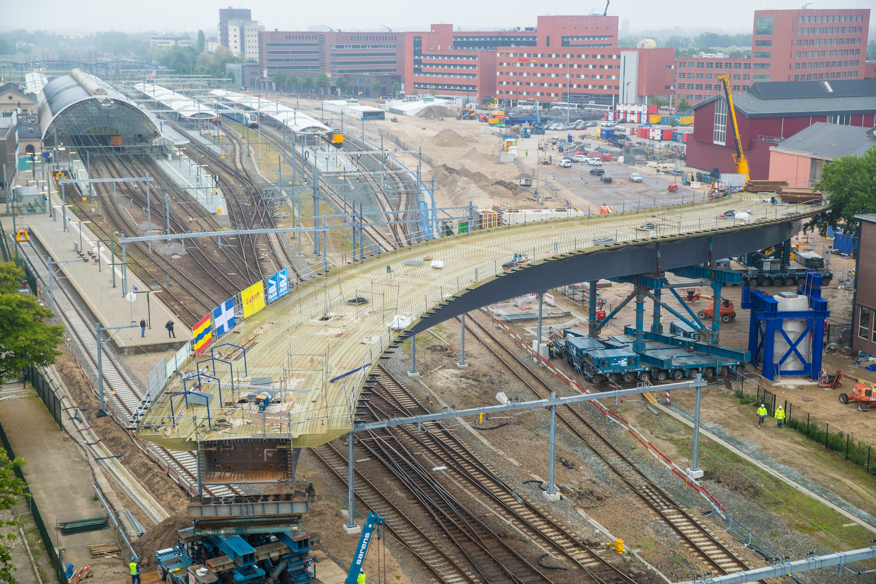 De brug over de sporen bij Zwolle: een nieuwe aanblik voor de stationsomgeving.