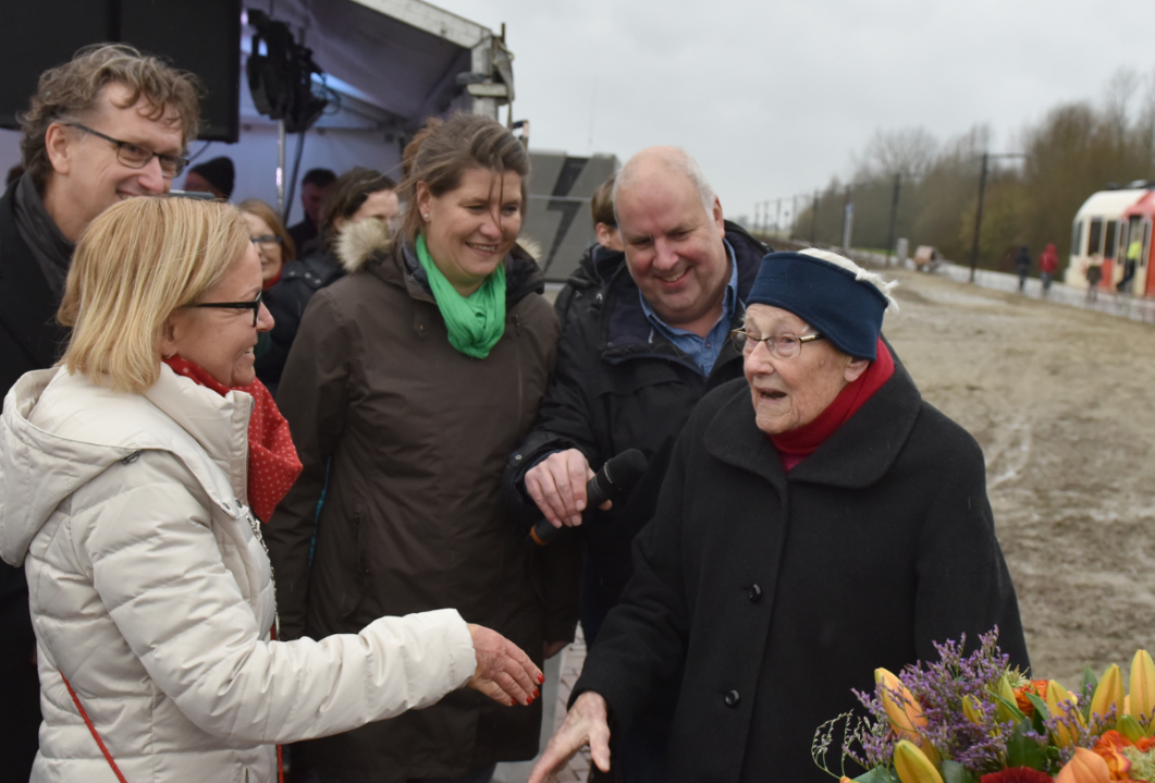 Nieuw station Roodeschool symbolisch geopend