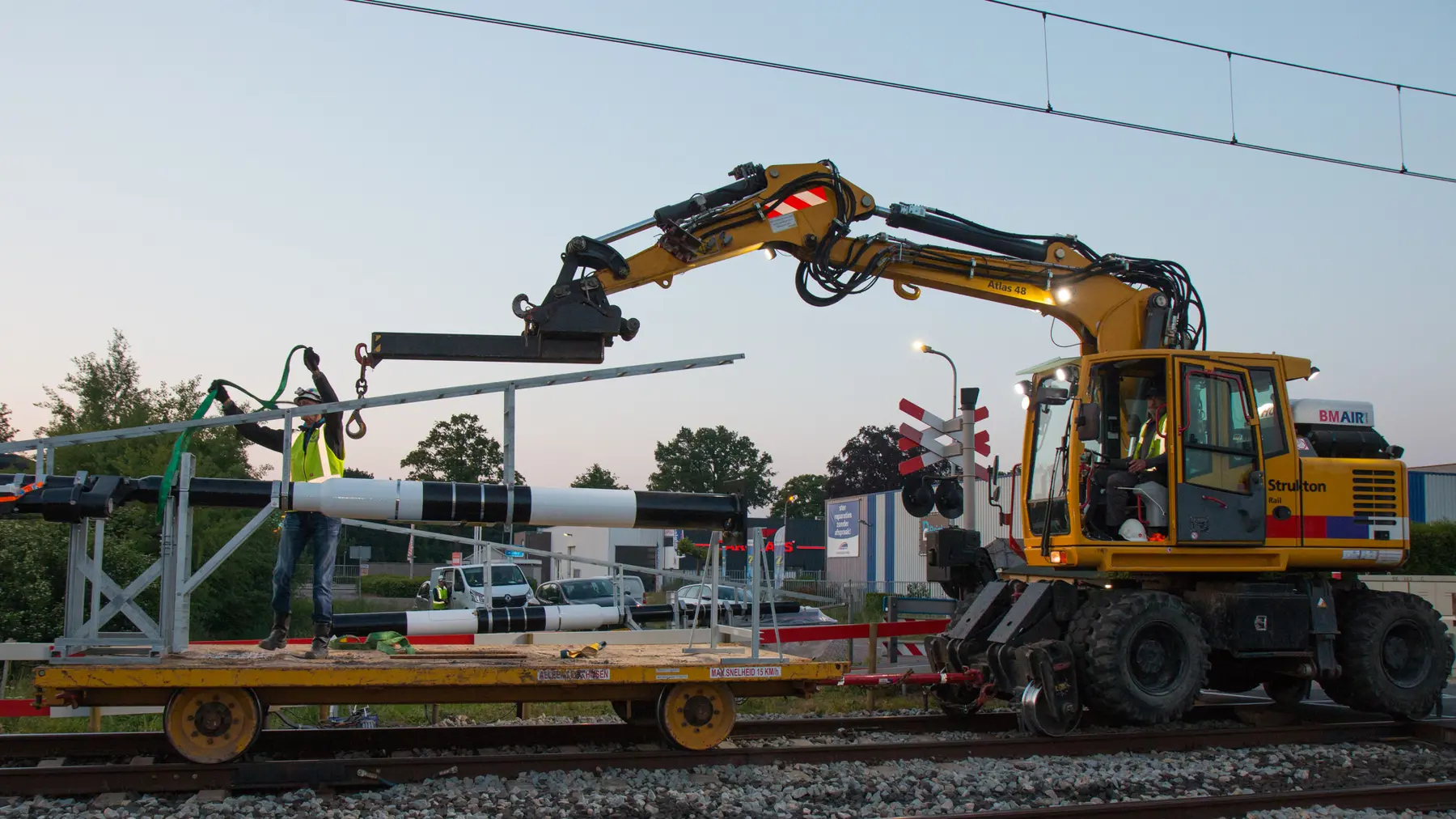 Vernieuwen van seinpaal in Weert
