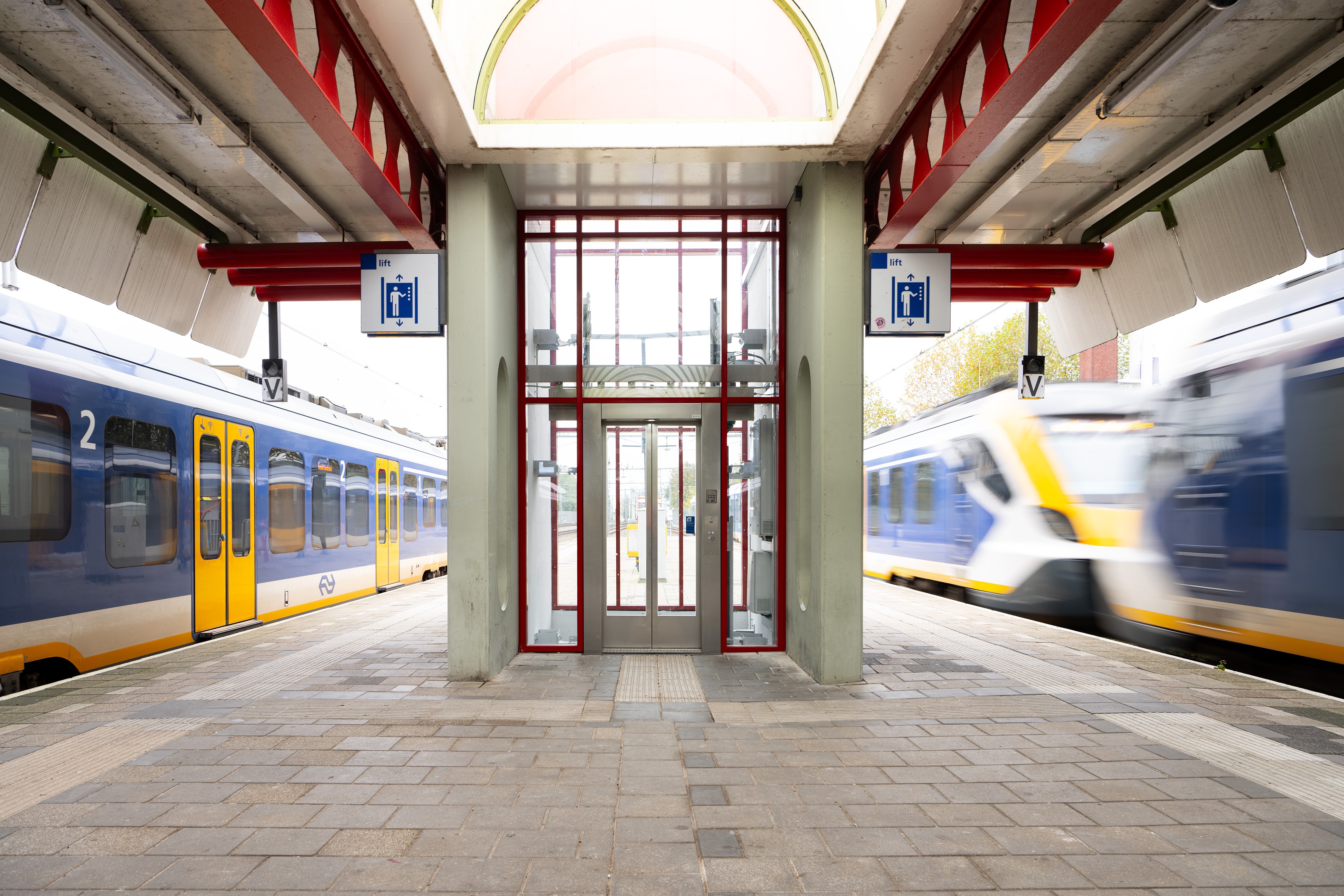 De installatie van de tweede lift is nog volop in gang.