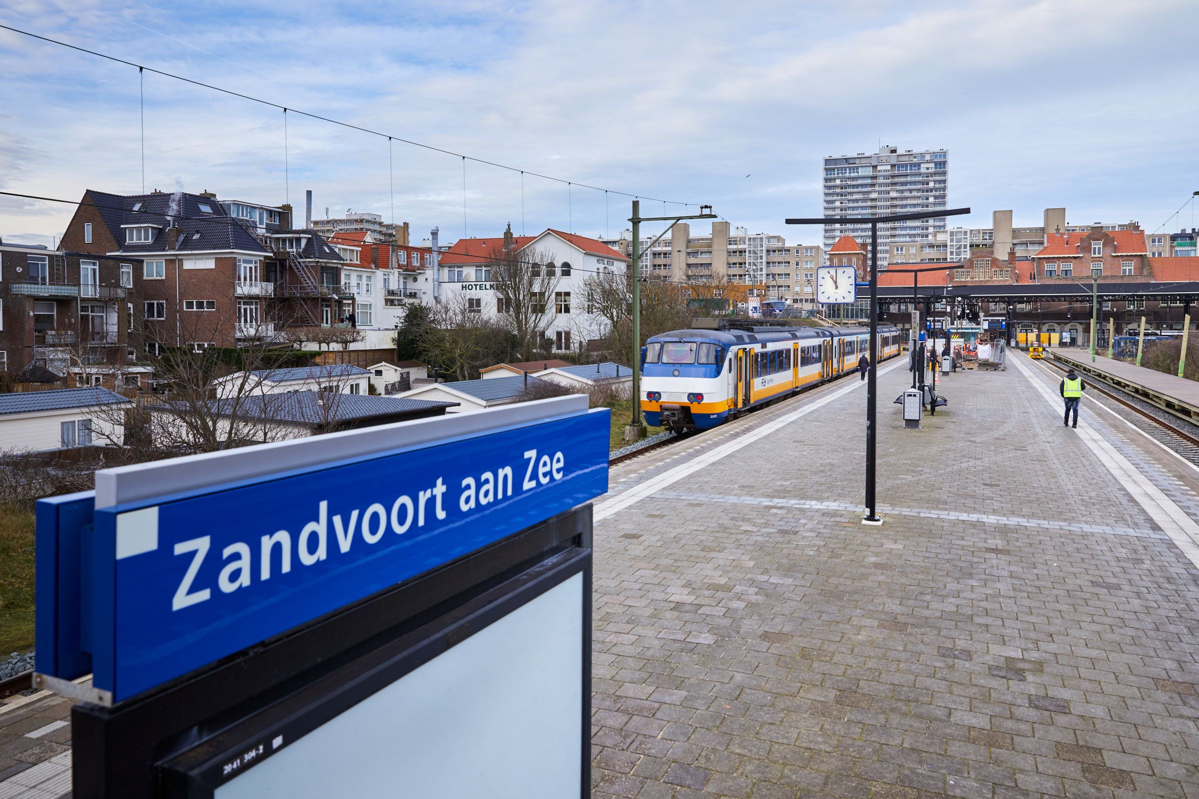 Om station Zandvoort aan Zee klaar te maken voor twaalf treinen per uur, zijn er twee extra perrons aangelegd.