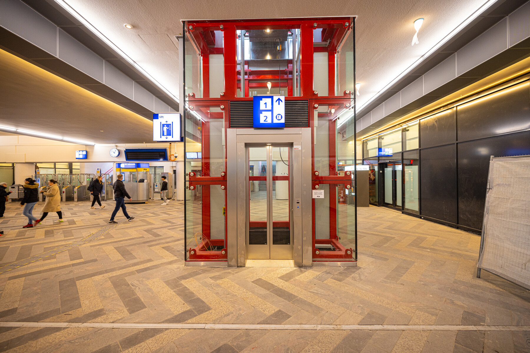De vernieuwde lift in de stationshal