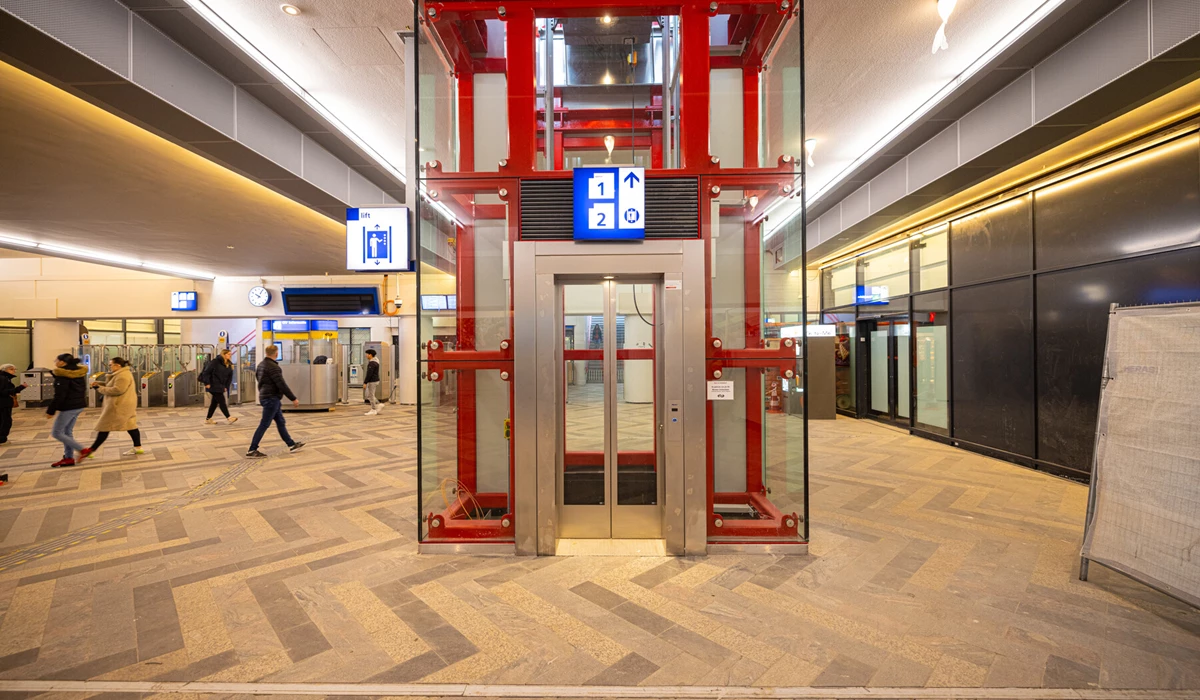 De vernieuwde lift in de stationshal