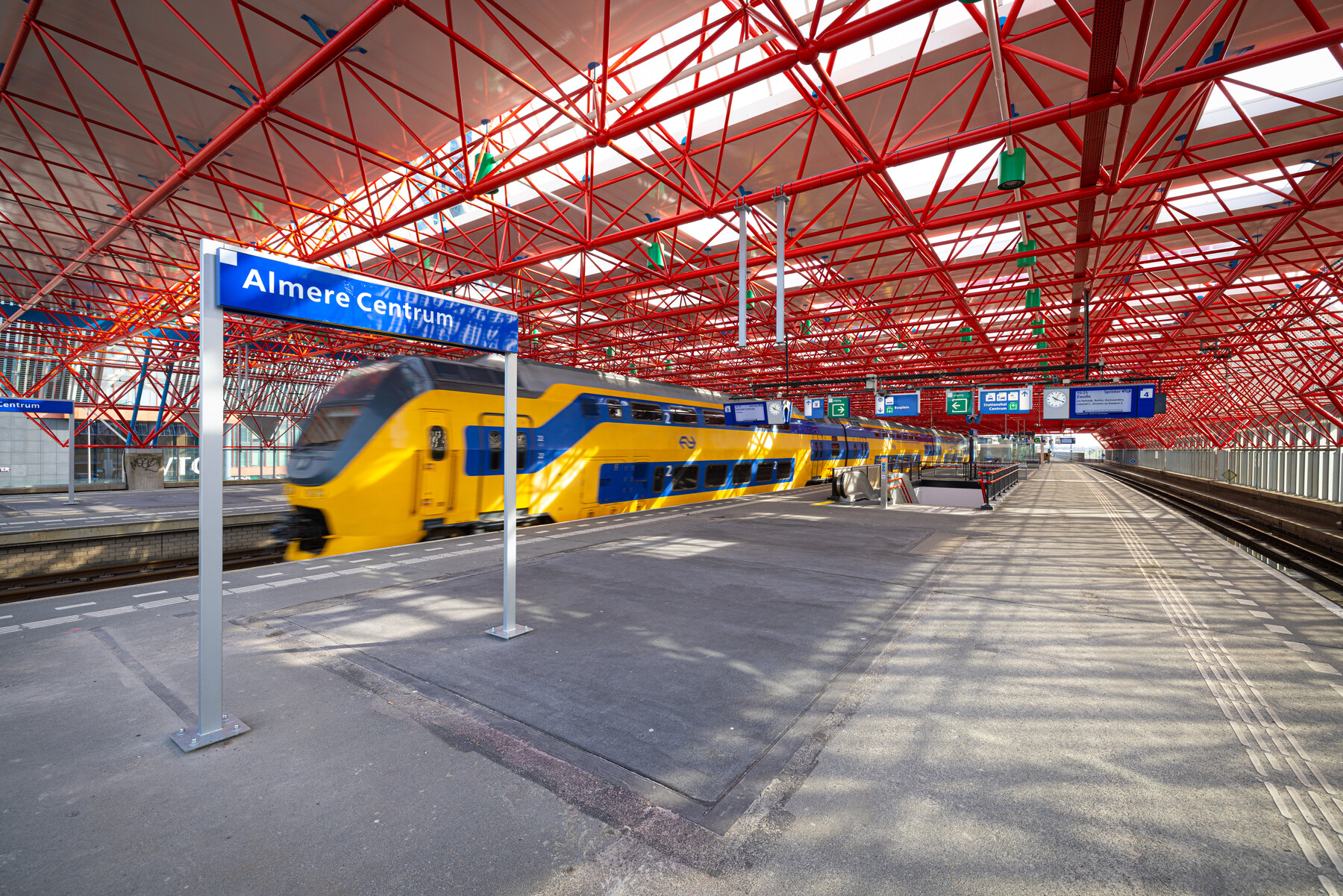 De trein komt aan op het vernieuwde perron