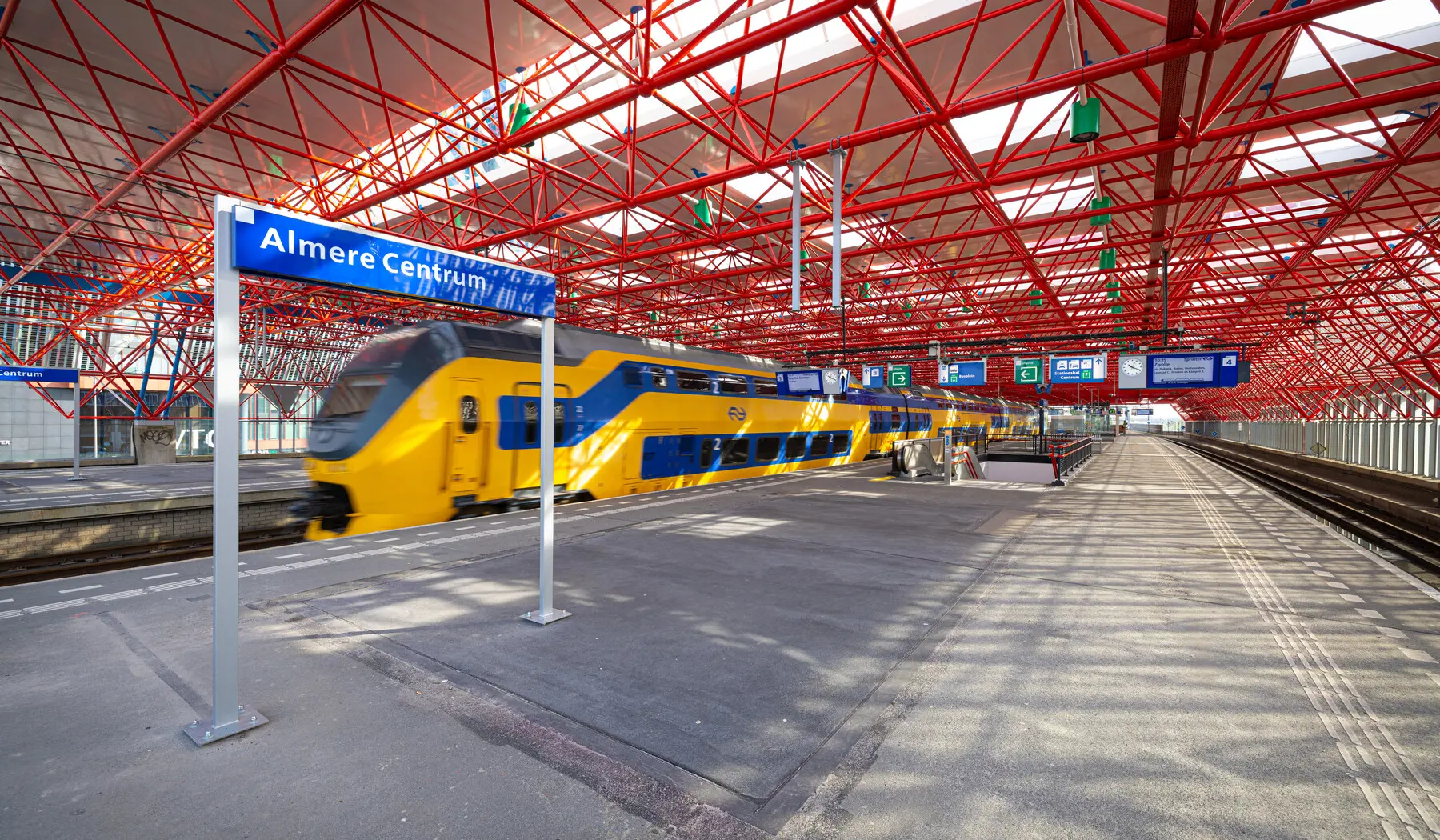 De trein komt aan op het vernieuwde perron