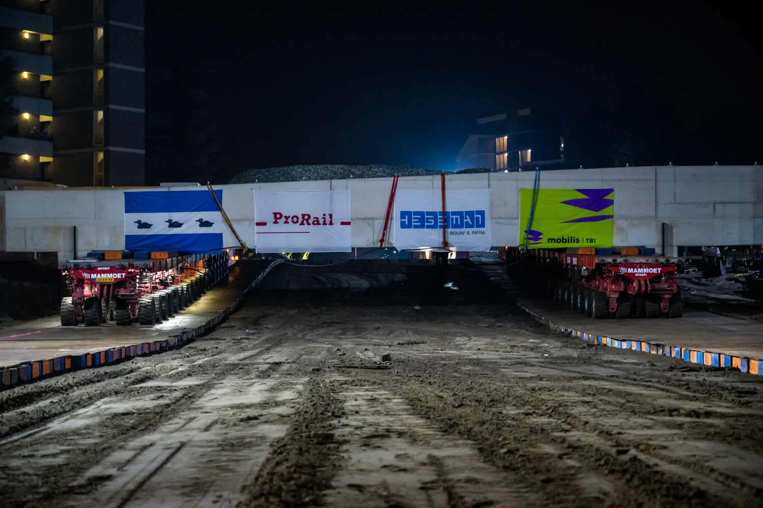 Inrijden van het spoordek in Diemen