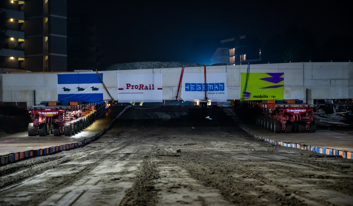 Inrijden van het spoordek in Diemen