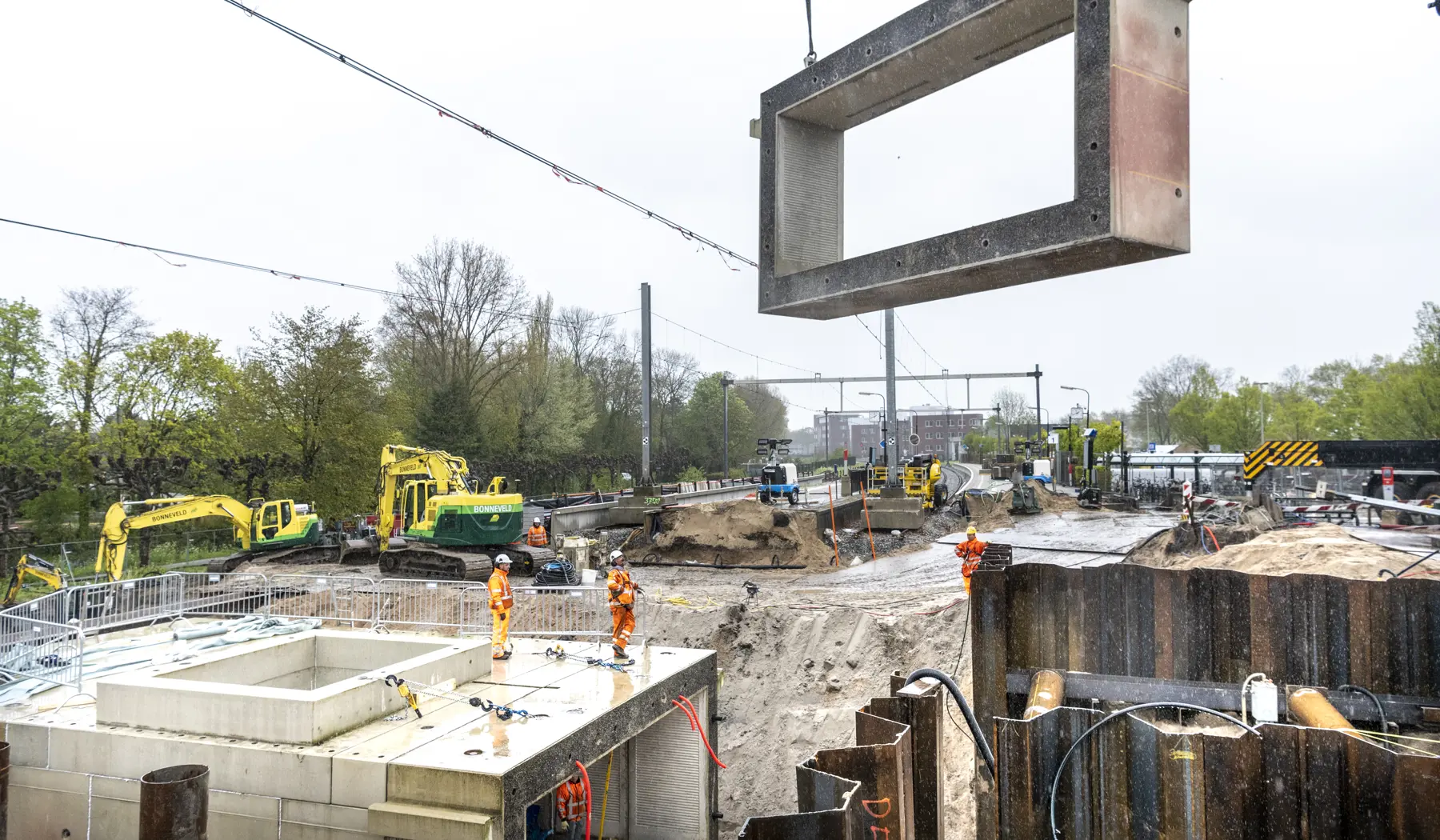 De bijna 50 meter hoge kraan tilt een 'stukje' tunnel naar de plek van bestemming.