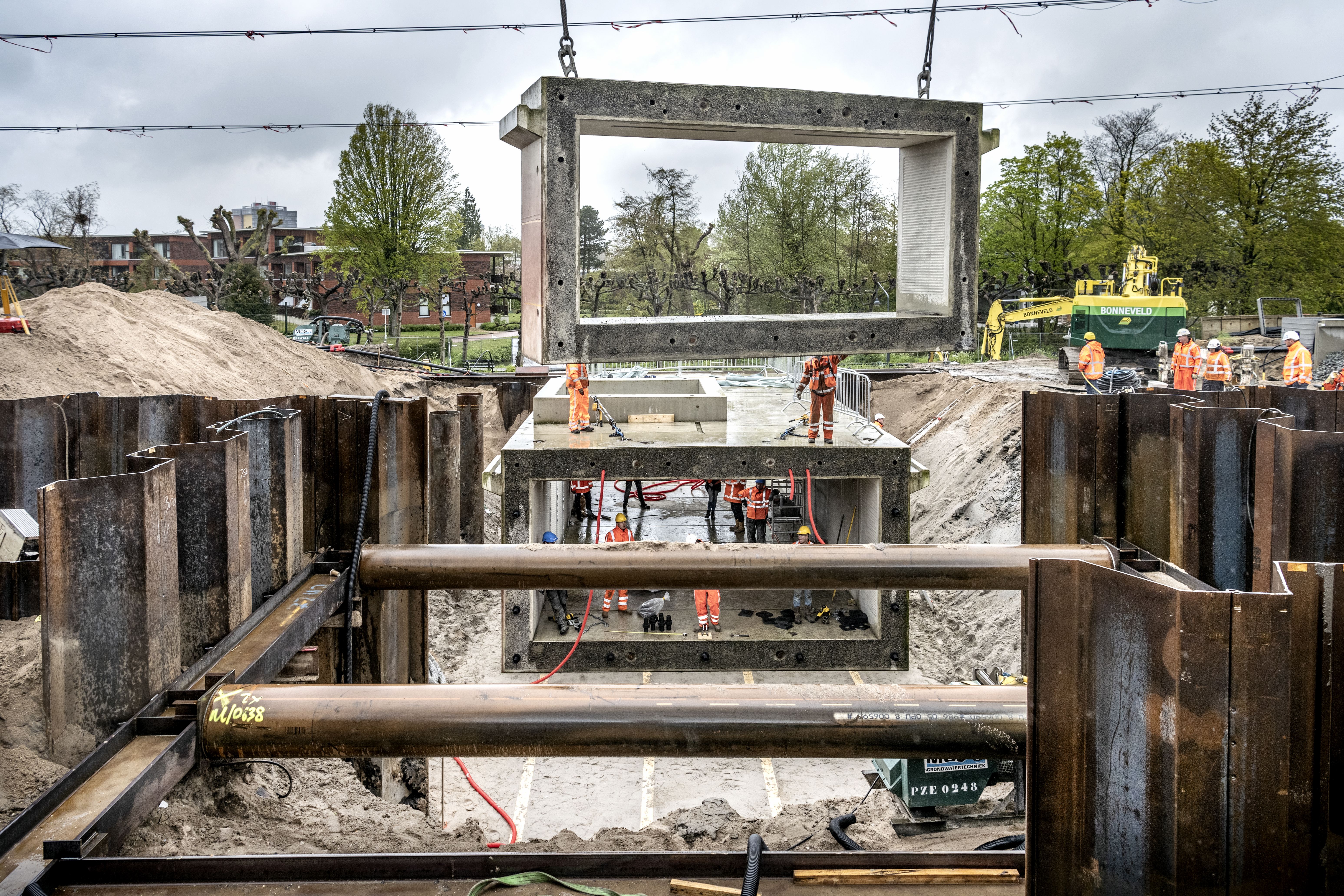 Van te voren zijn er damwanden geplaatst. Die zijn links en rechts van de tunnel te zien.