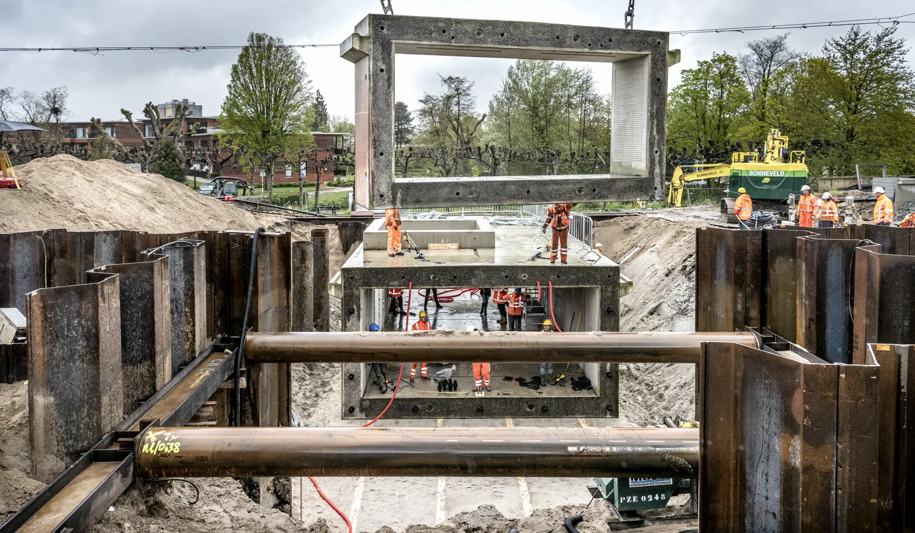 Van te voren zijn er damwanden geplaatst. Die zijn links en rechts van de tunnel te zien.