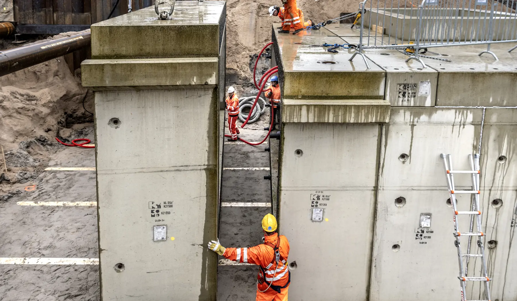 Vervolgens worden de elementen één voor één op hun plek gezet.