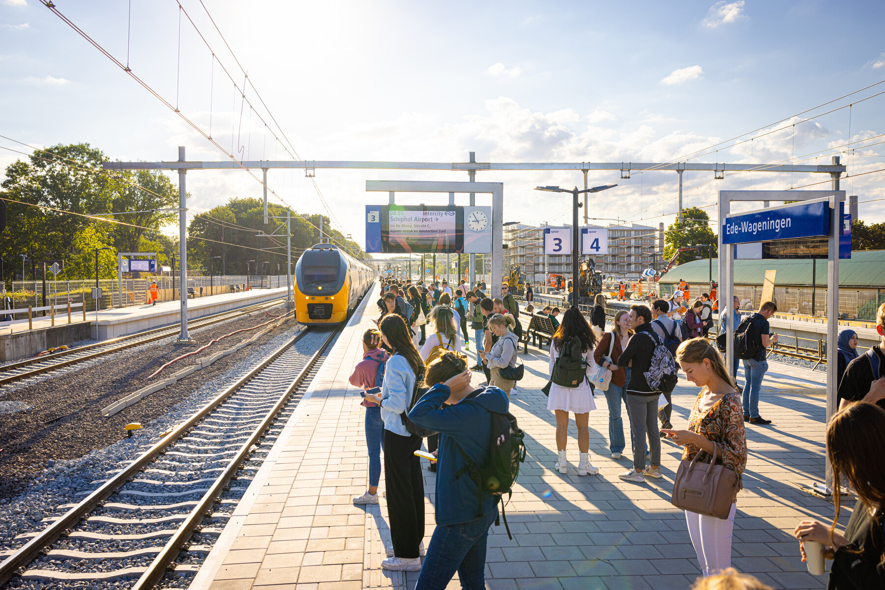 De NS-treinen rijden weer van en naar Ede-Wageningen. Wachtende reizigers op het vernieuwd en verbrede perron.