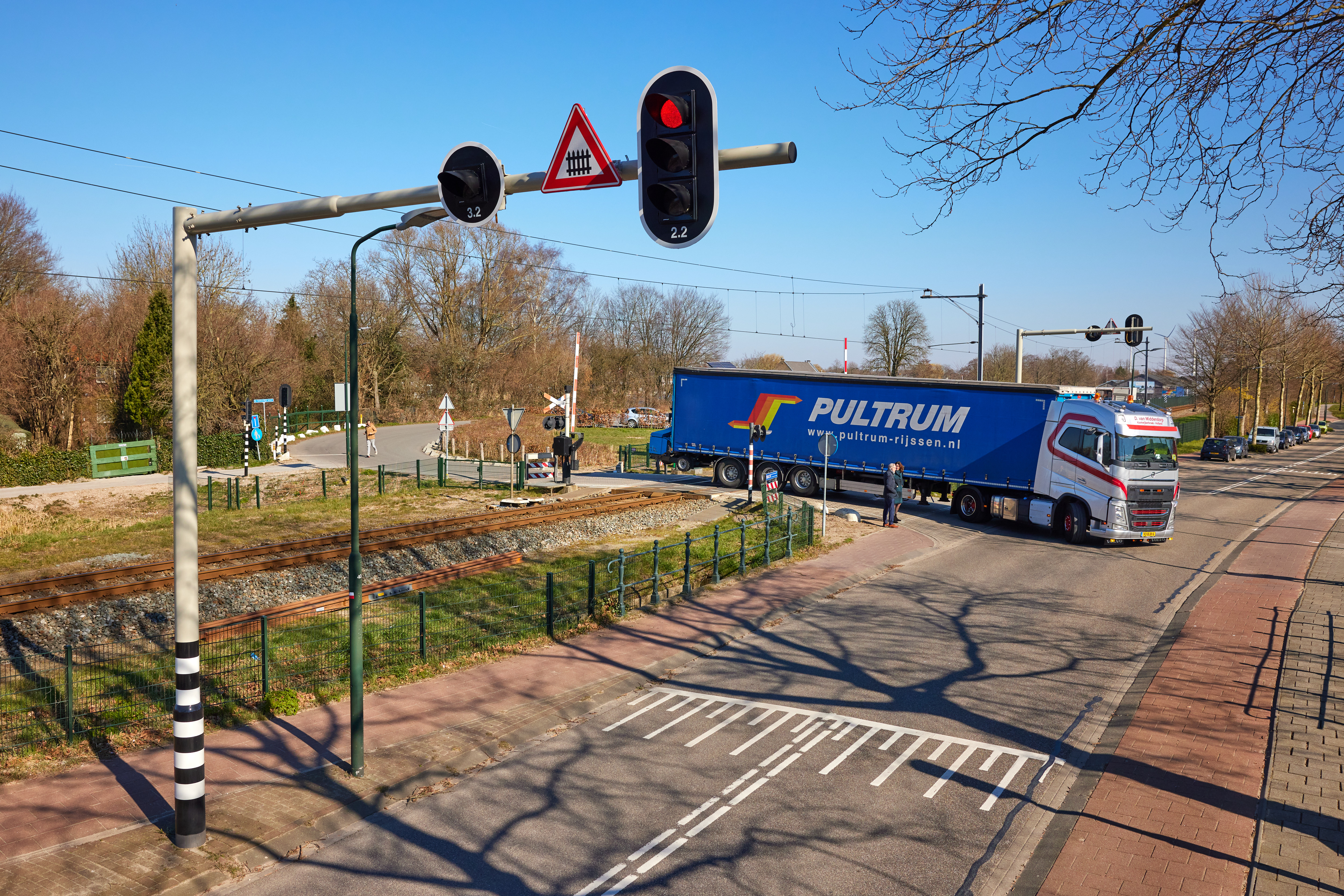 Het stoplicht staat op rood en vrachtwagens krijgen de ruimte om de bocht te maken