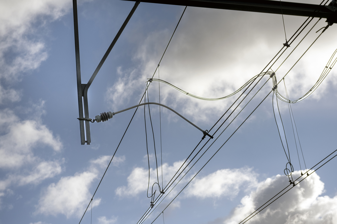 Schade aan bovenleiding legt treinverkeer Dordrecht-Lage Zwaluwe plat