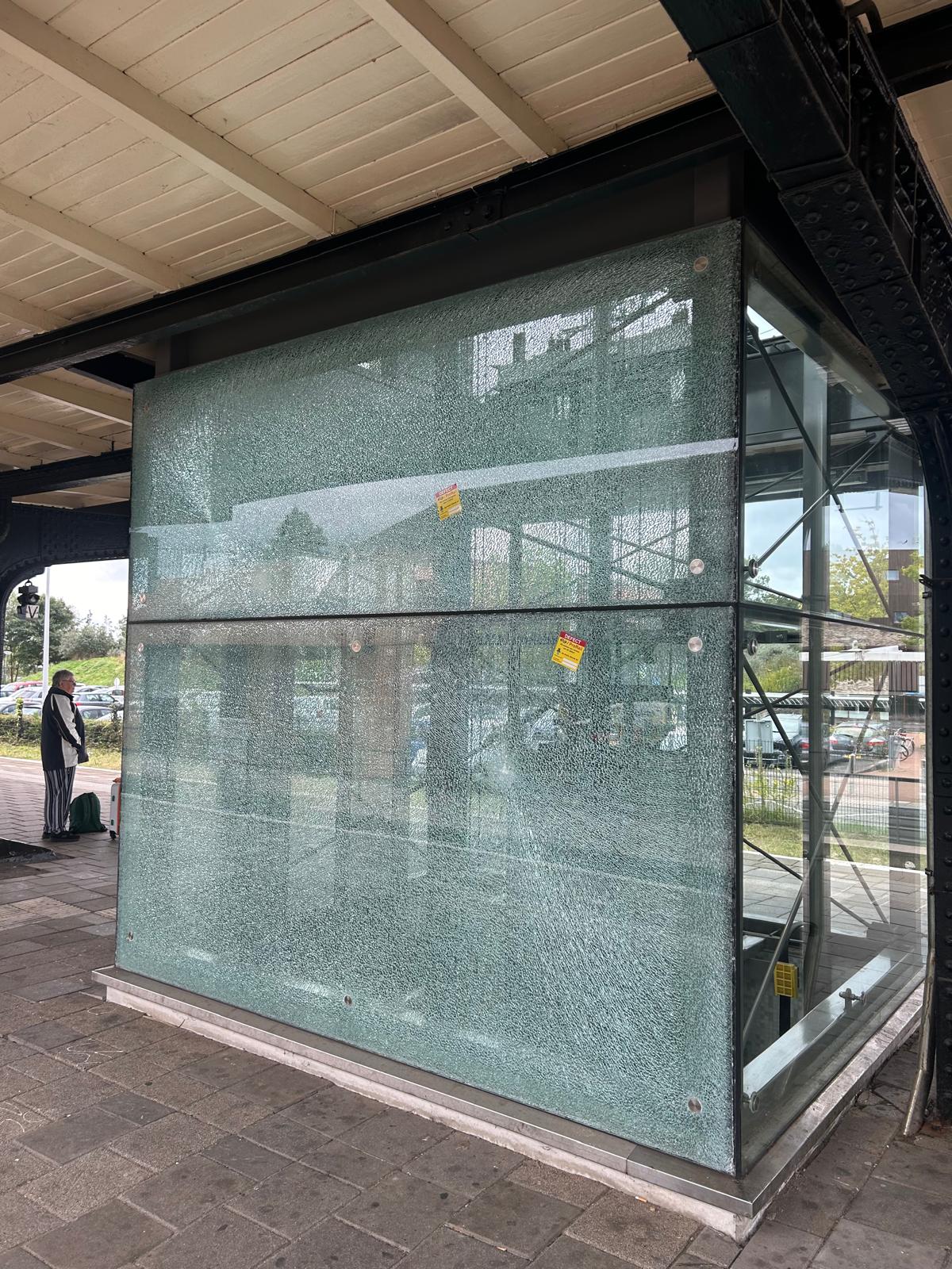 De ruiten van de lift zijn gesneuveld.